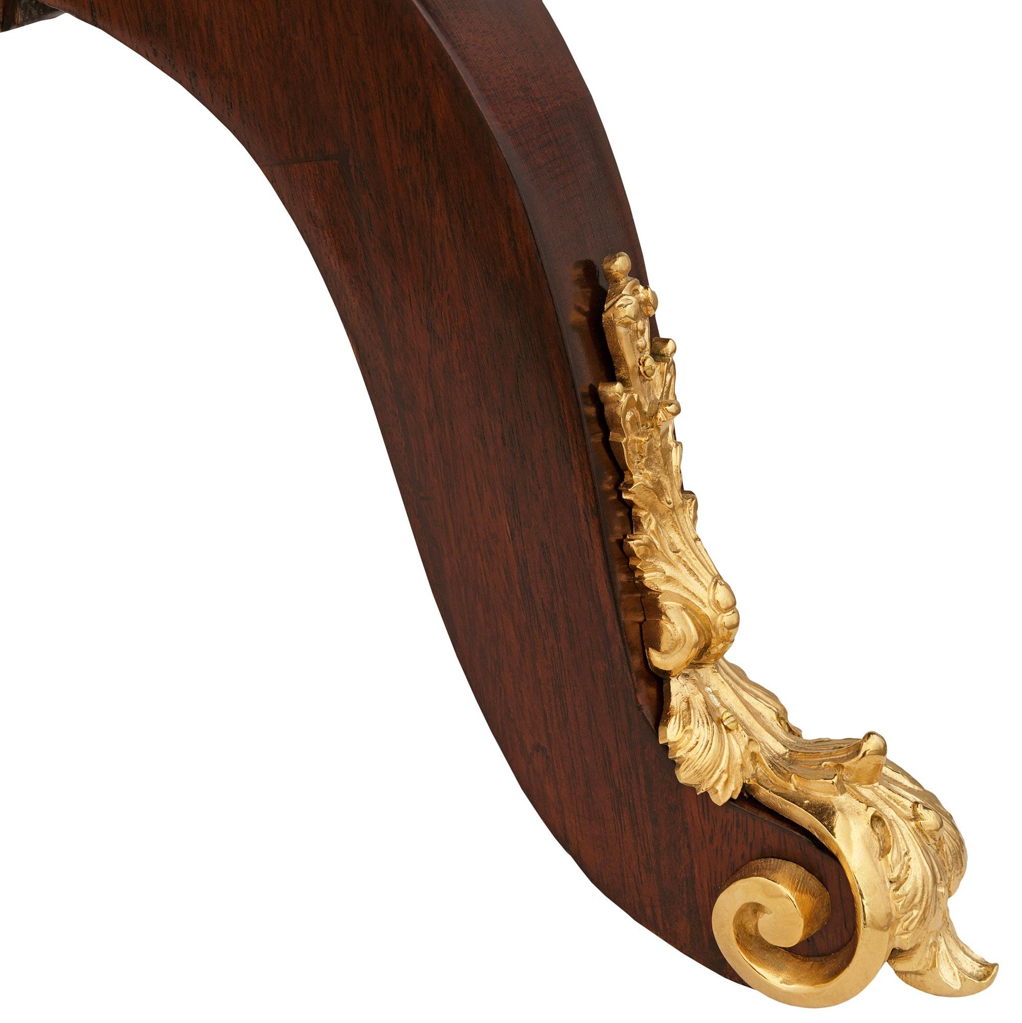 Tavolino francese del XIX secolo in legno di tulipano, Kingwood, ormolu e marmo con piano inclinabile in vendita 2