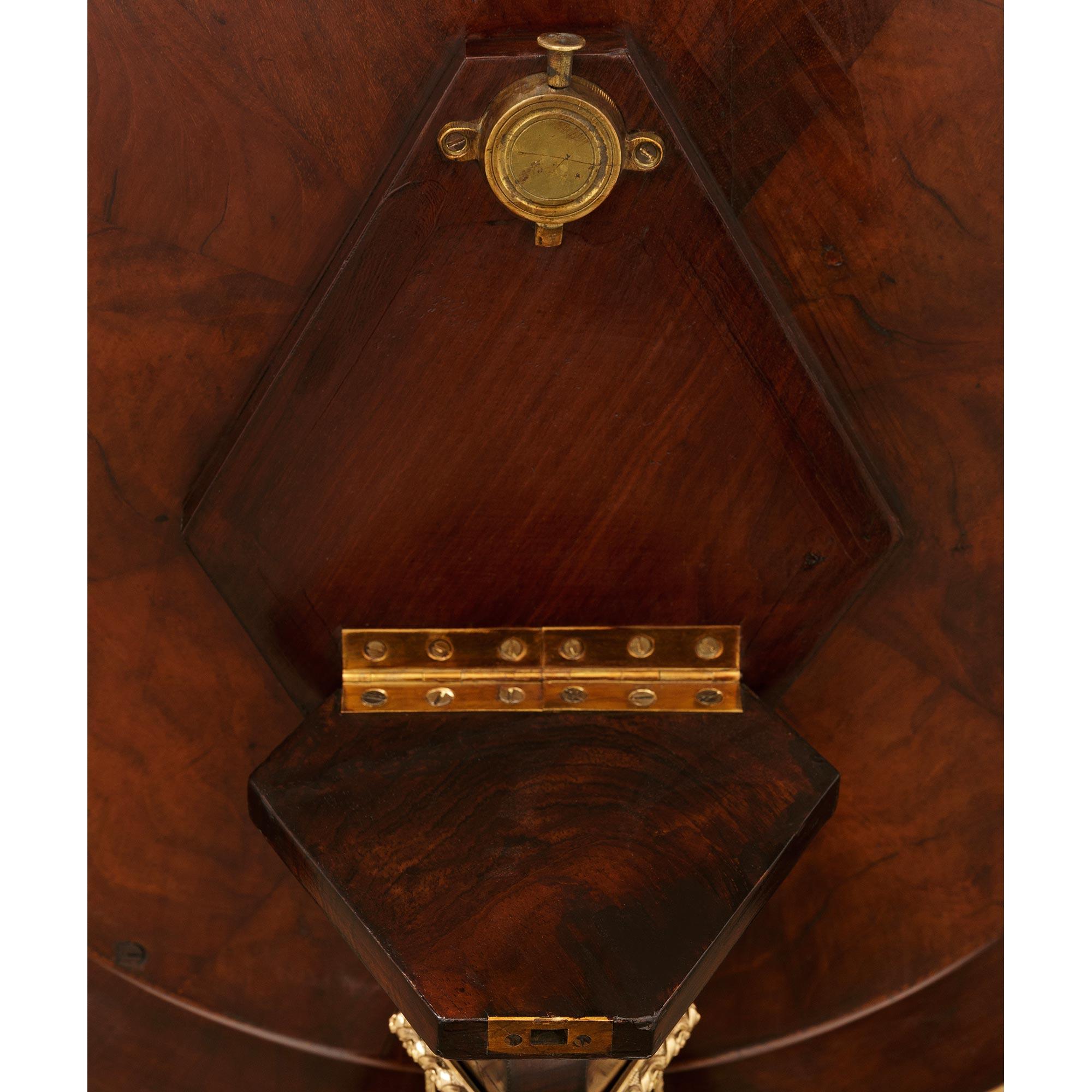 Tavolino francese del XIX secolo in legno di tulipano, Kingwood, ormolu e marmo con piano inclinabile in vendita 3