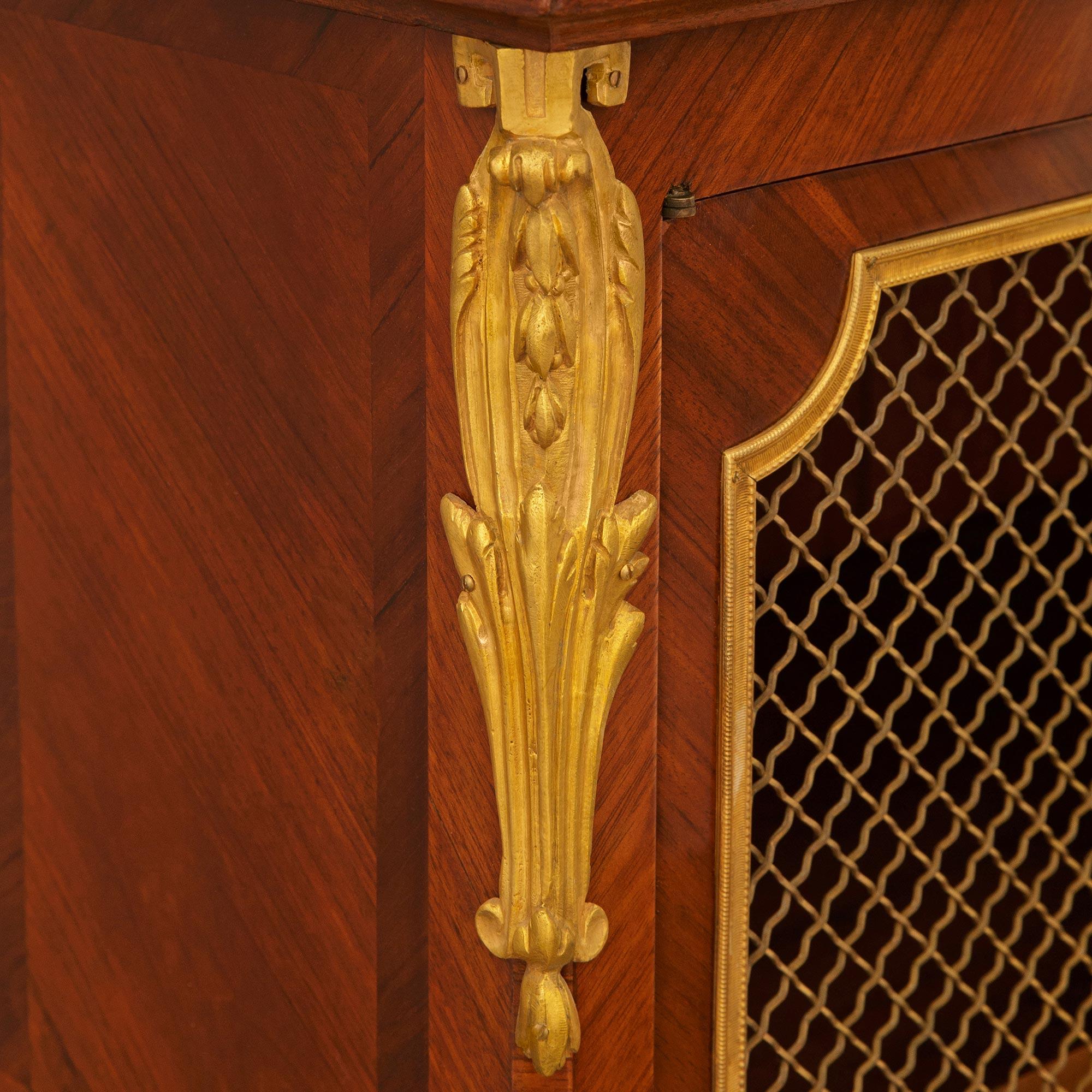 Vitrina francesa del siglo XIX de madera de tulipán, ormolu y mármol en venta 5
