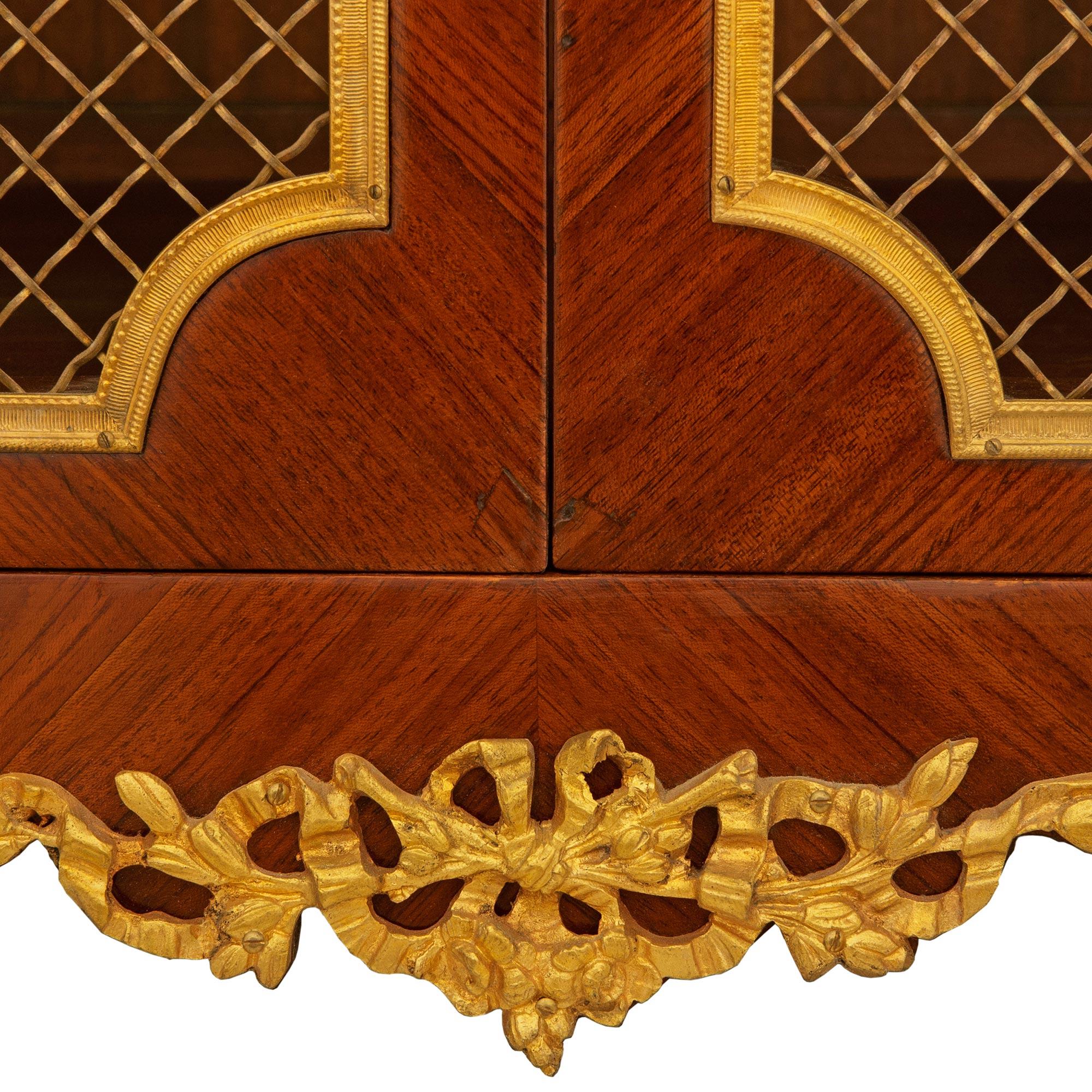 Vitrina francesa del siglo XIX de madera de tulipán, ormolu y mármol en venta 6