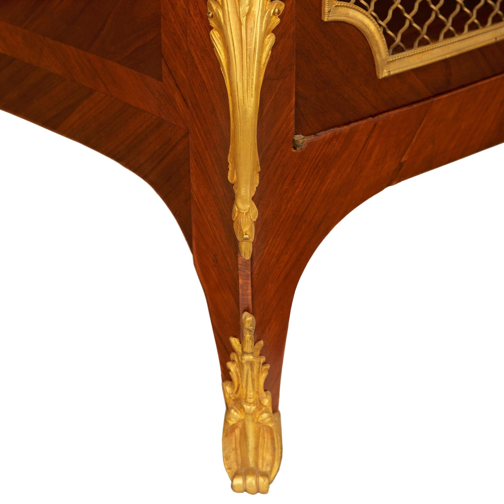 Vitrina francesa del siglo XIX de madera de tulipán, ormolu y mármol en venta 7