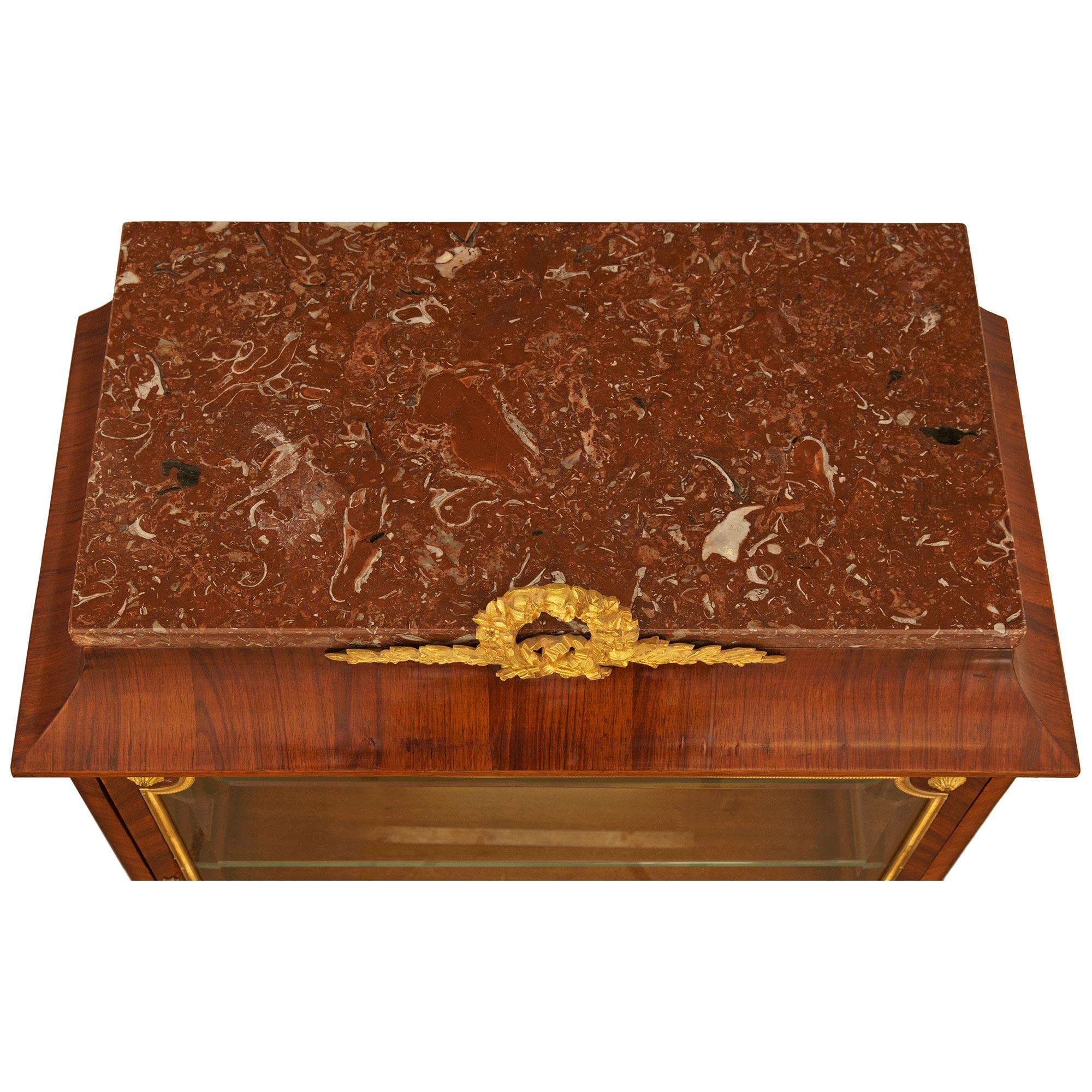 Vitrina francesa del siglo XIX de madera de tulipán, ormolu y mármol en venta 8