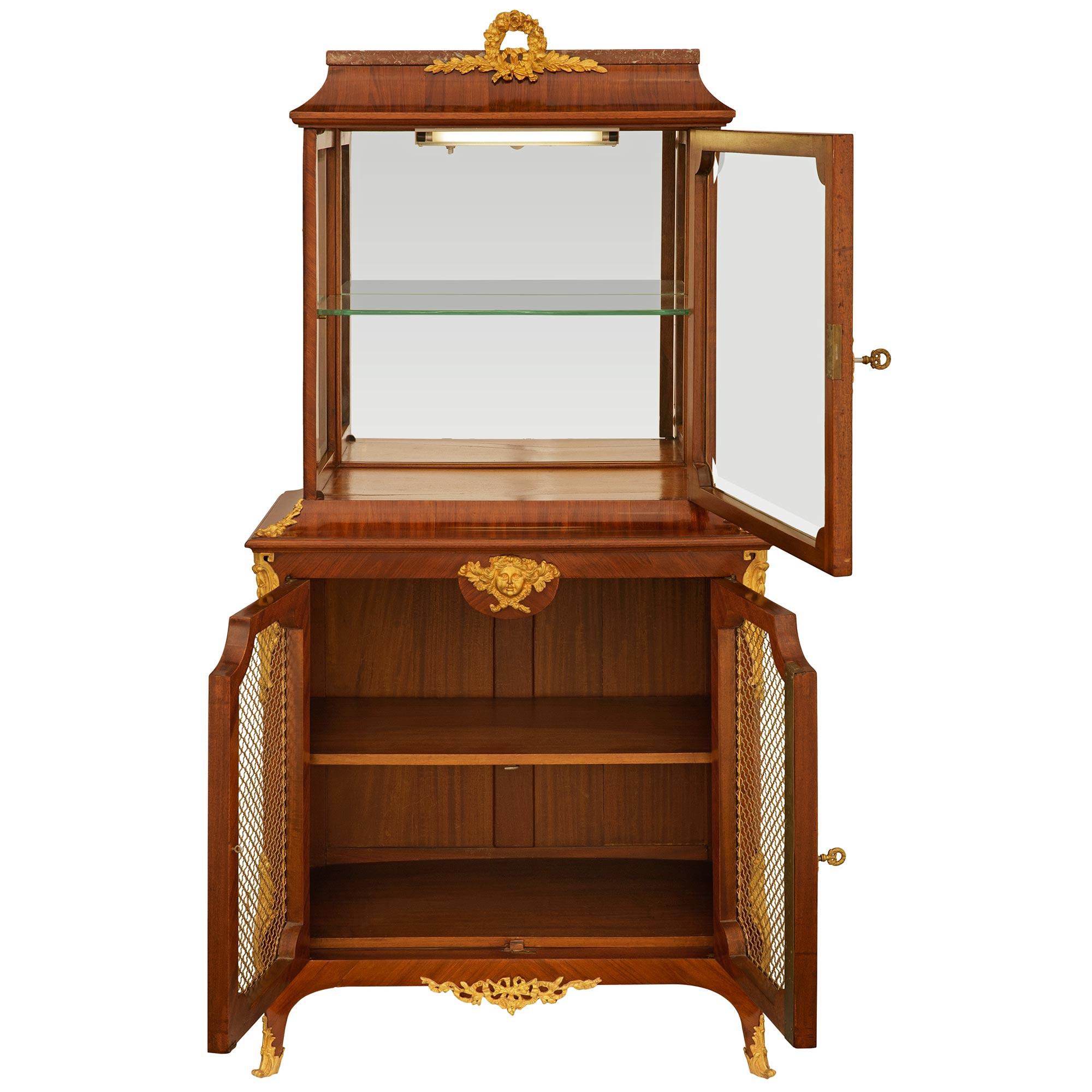 Vitrina francesa del siglo XIX de madera de tulipán, ormolu y mármol Francés en venta