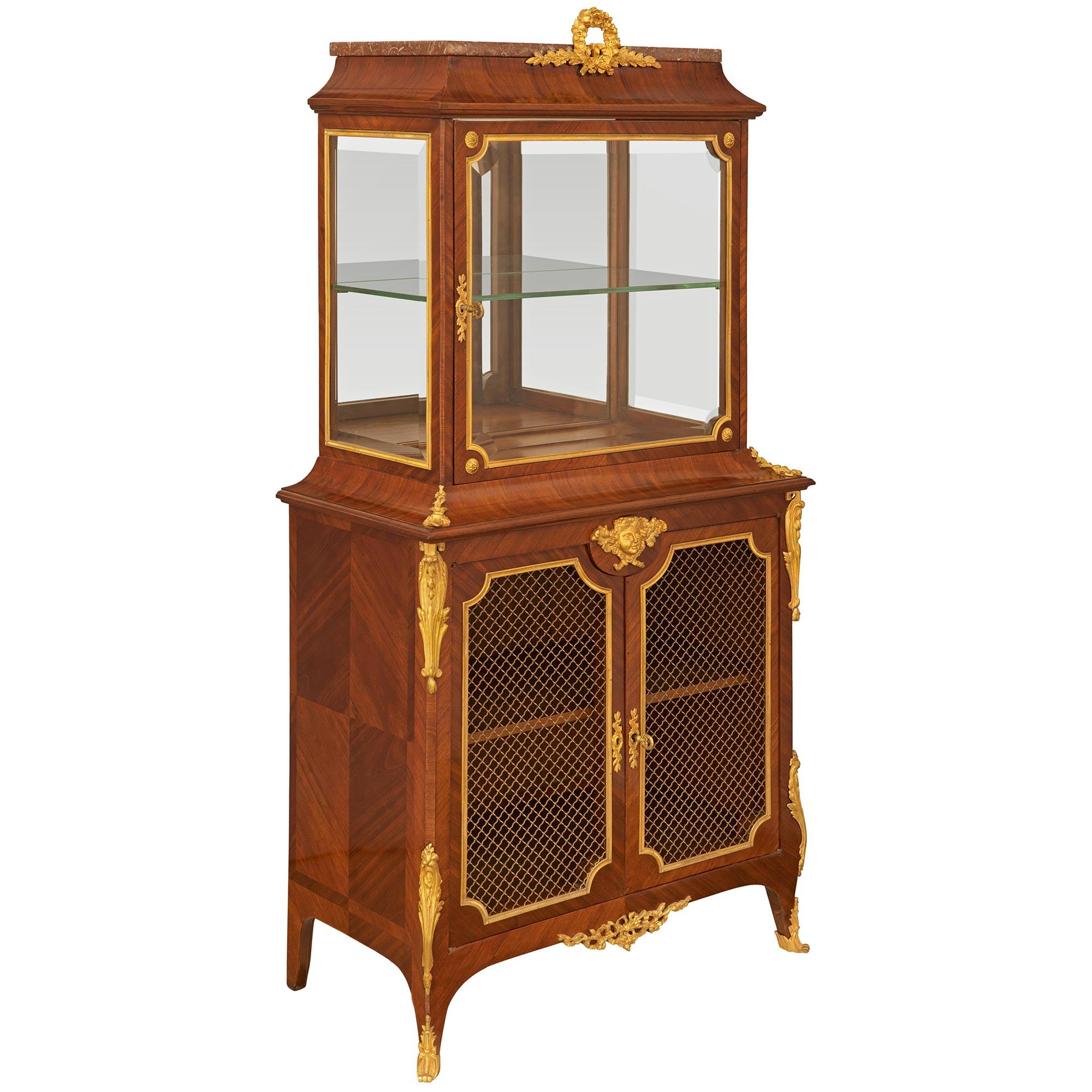 Vitrina francesa del siglo XIX de madera de tulipán, ormolu y mármol en Bueno estado para la venta en West Palm Beach, FL