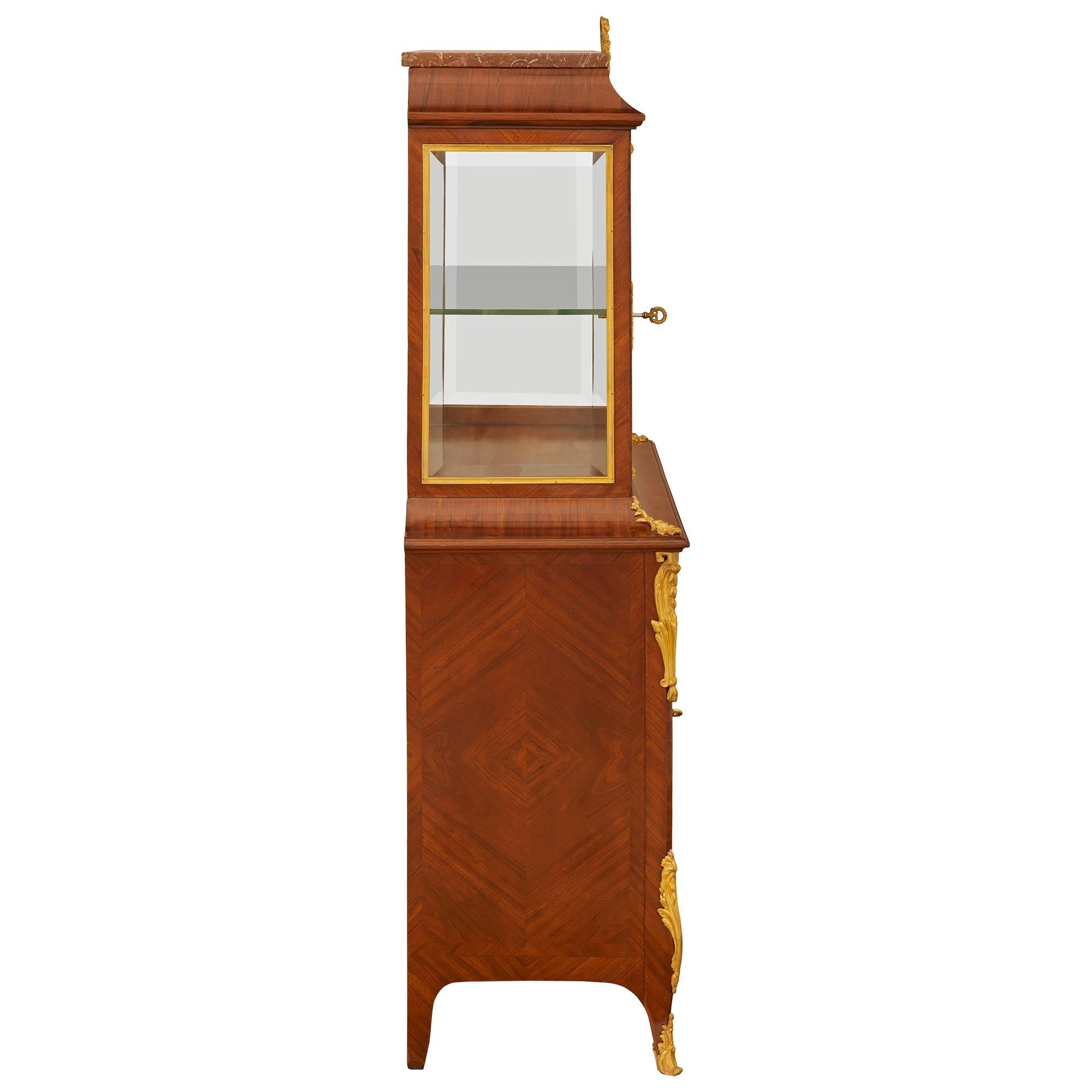 Vitrina francesa del siglo XIX de madera de tulipán, ormolu y mármol Ormolú en venta