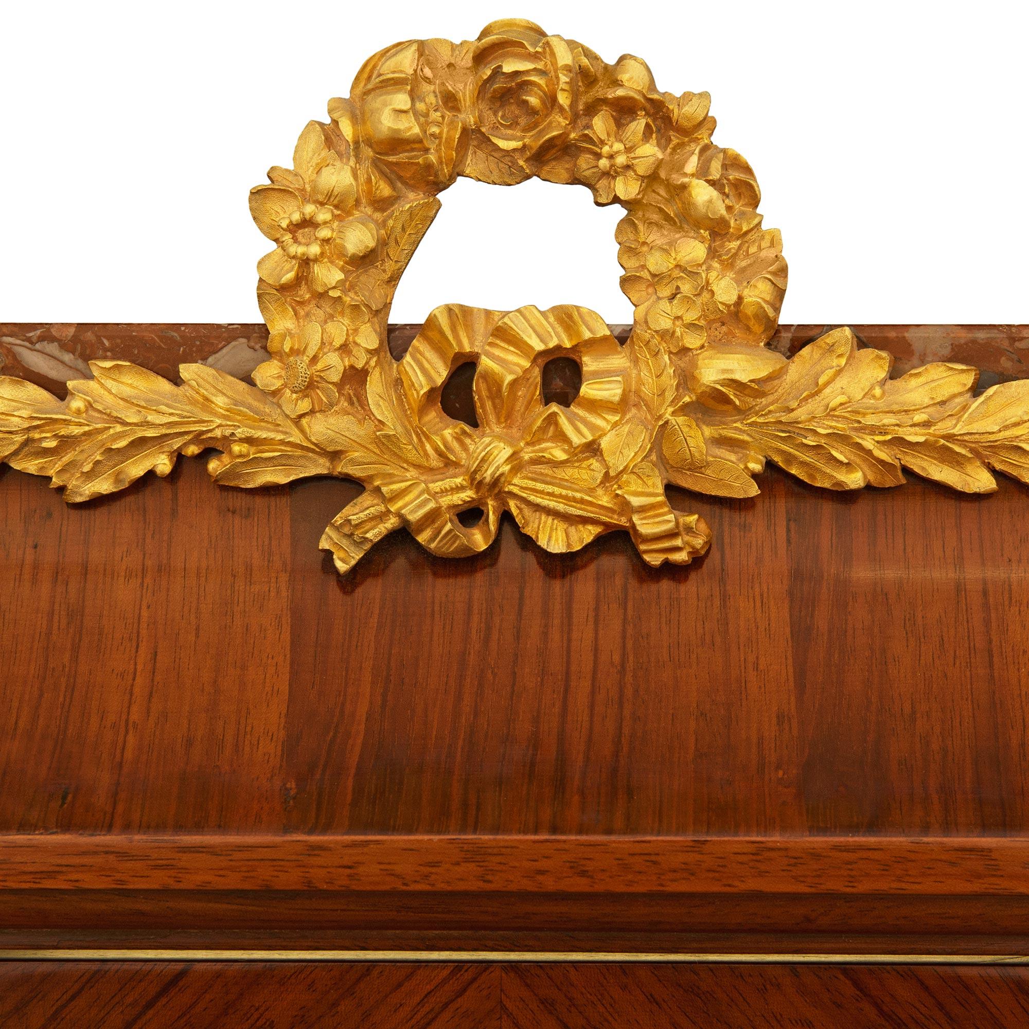 Vitrina francesa del siglo XIX de madera de tulipán, ormolu y mármol en venta 1