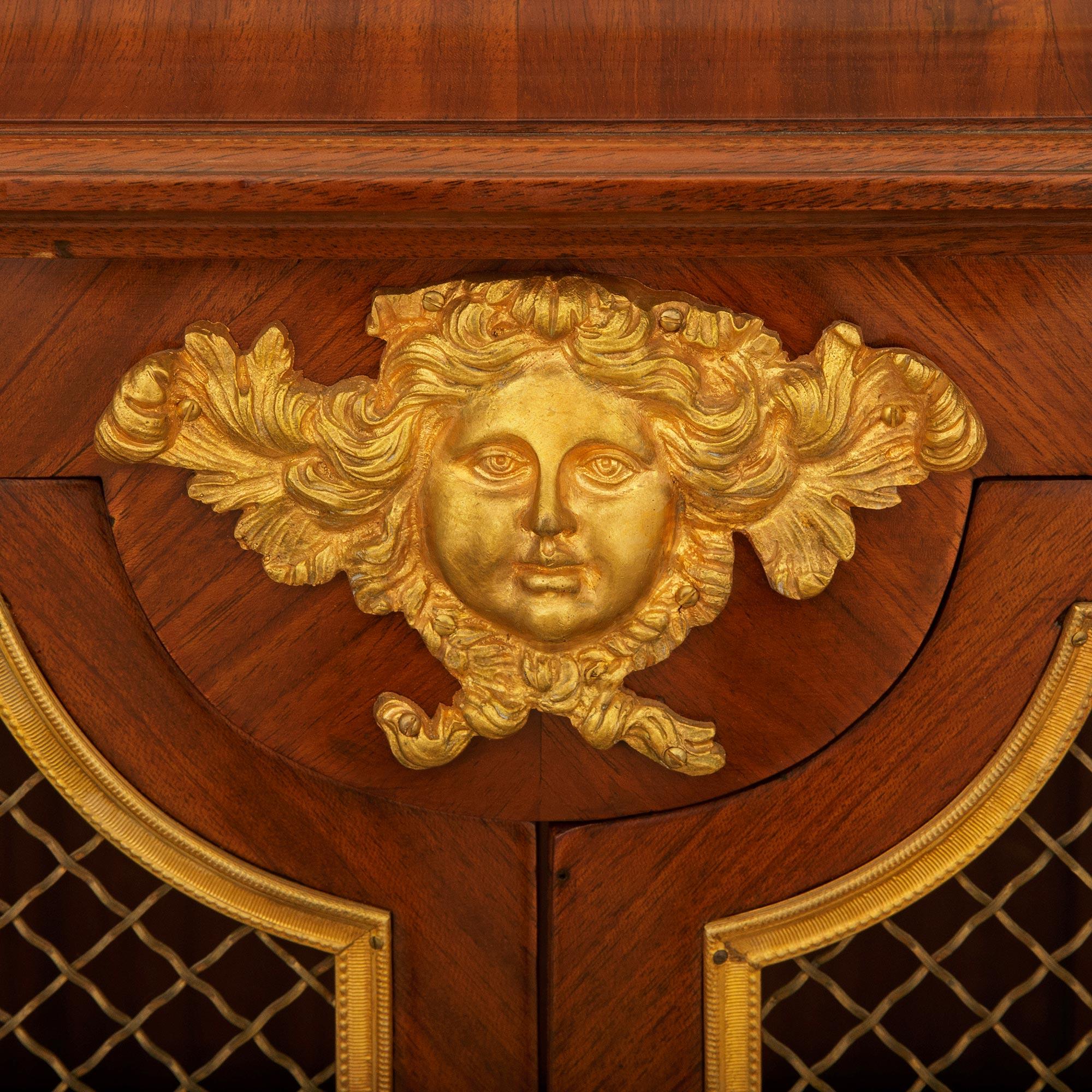 Vitrina francesa del siglo XIX de madera de tulipán, ormolu y mármol en venta 2