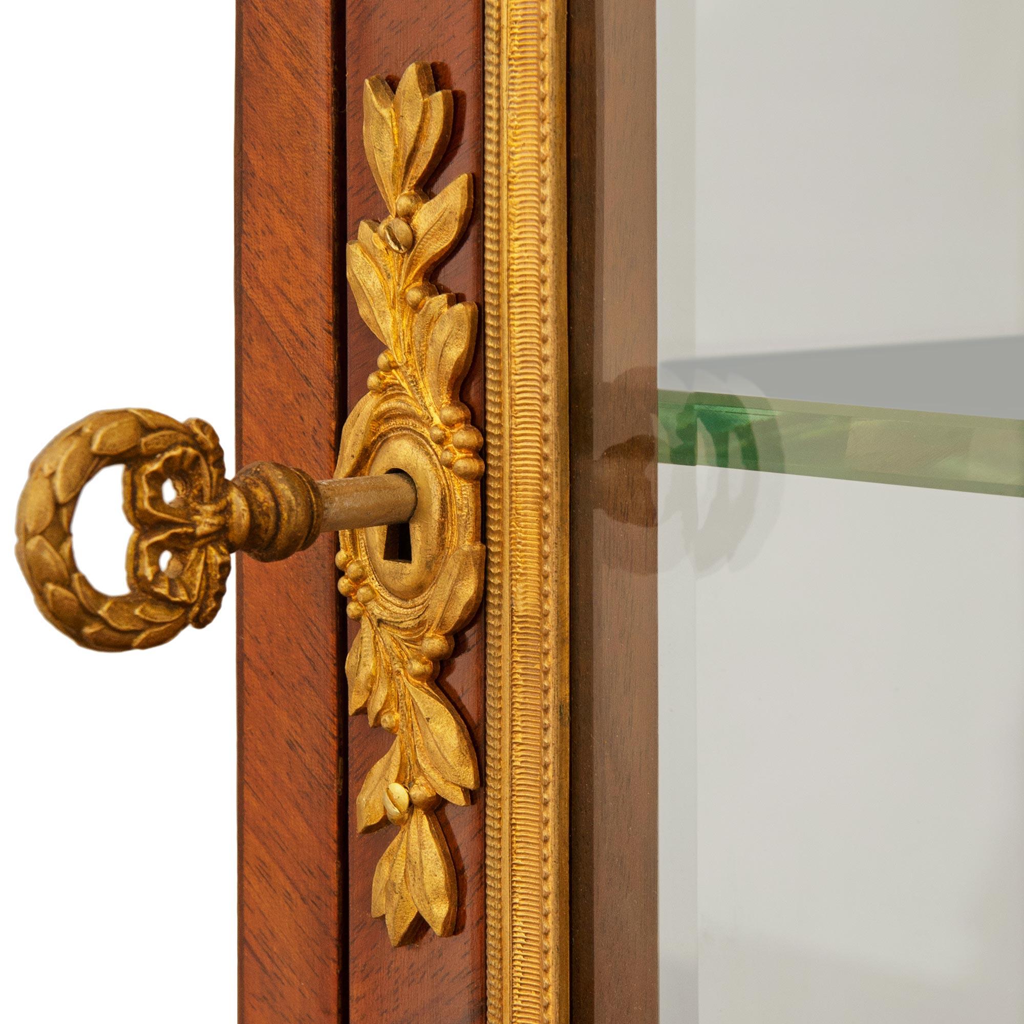 Vitrina francesa del siglo XIX de madera de tulipán, ormolu y mármol en venta 3