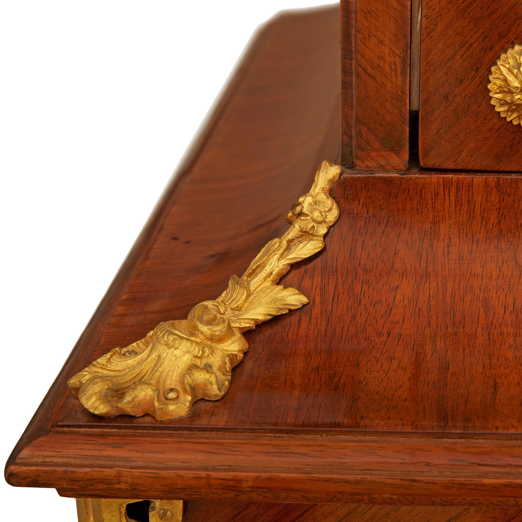 Vitrina francesa del siglo XIX de madera de tulipán, ormolu y mármol en venta 4