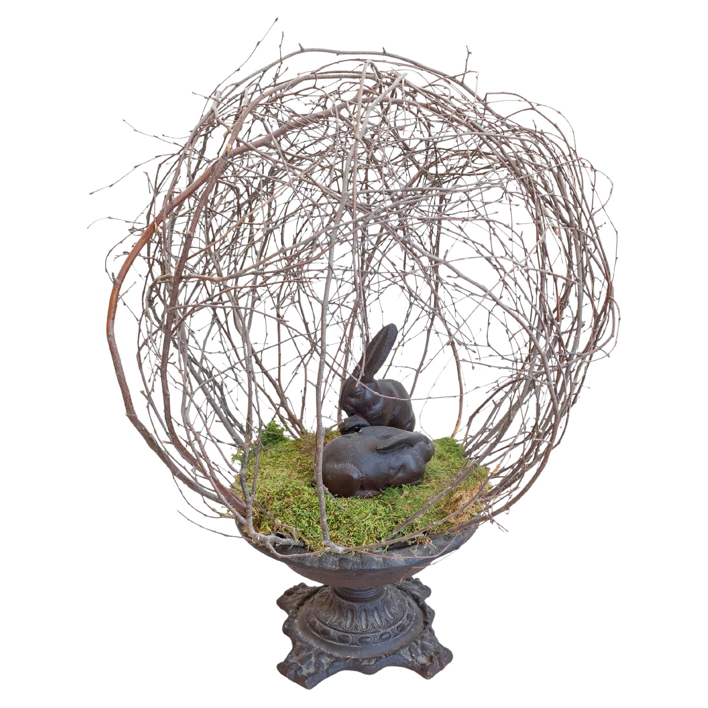 Scultura di ramoscello francese del XIX secolo con due coniglietti e base circolare in ferro in vendita