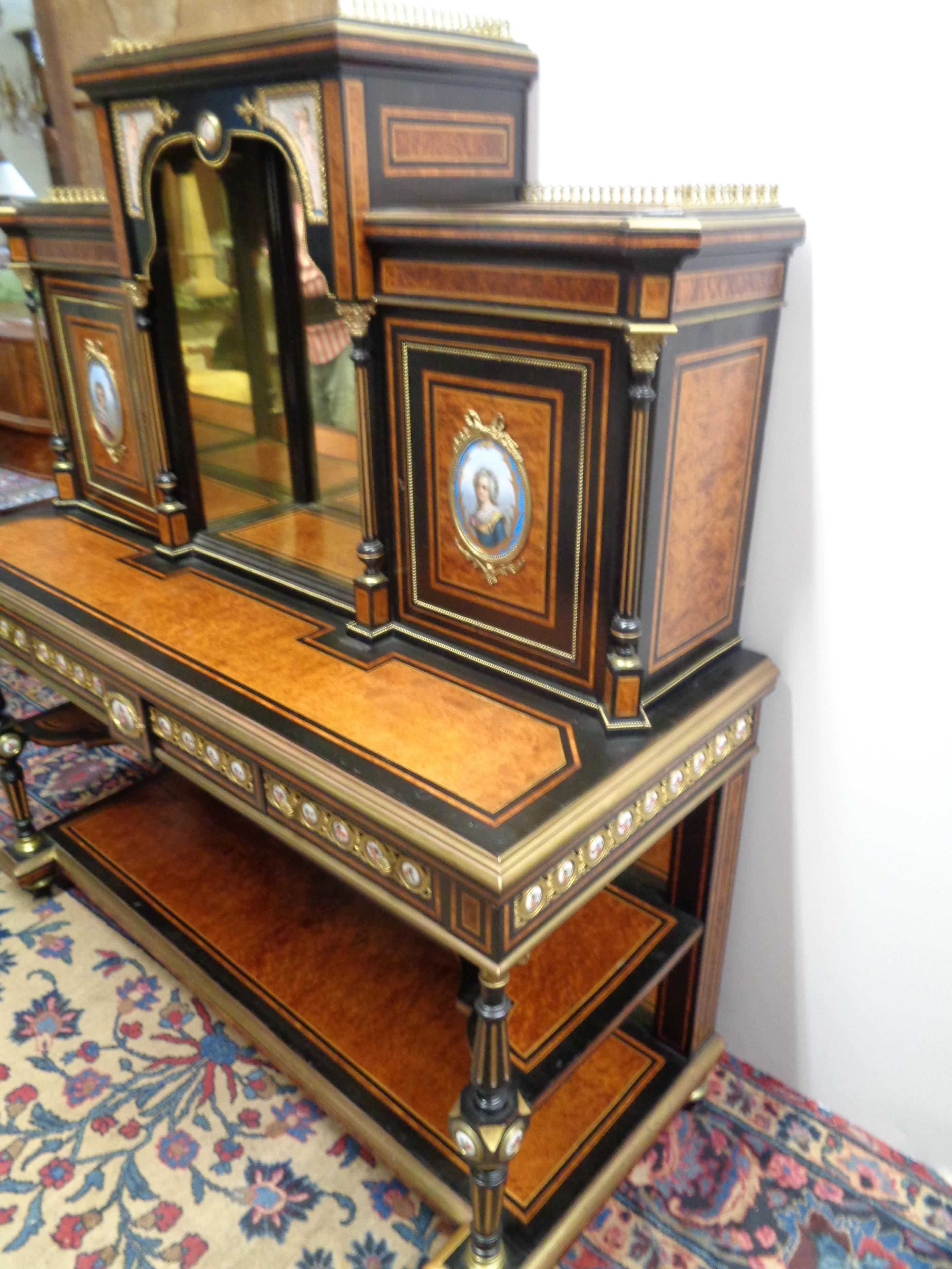 French 19th Century Two Sectioned Vitrine in Ebonized and Burled Thuya Wood In Excellent Condition For Sale In West Hollywood, CA