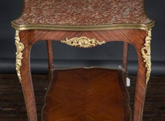 Zweistöckiger französischer Louis-XV-Tisch mit Marmorplatte und Bronzebeschlägen aus dem 19. Jahrhundert