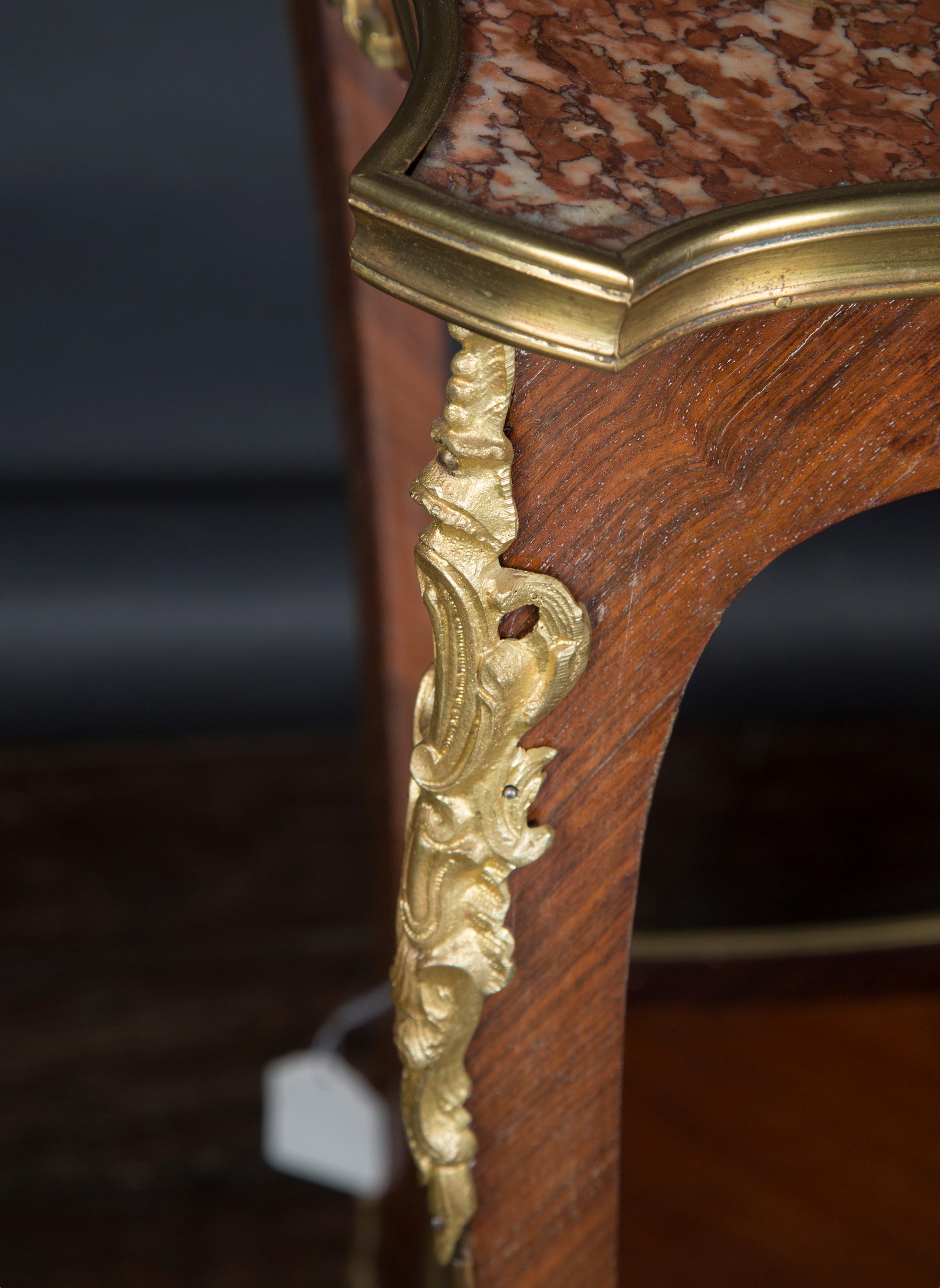 Français Table Louis XV du 19ème siècle à deux niveaux avec montures en bronze d'or en vente