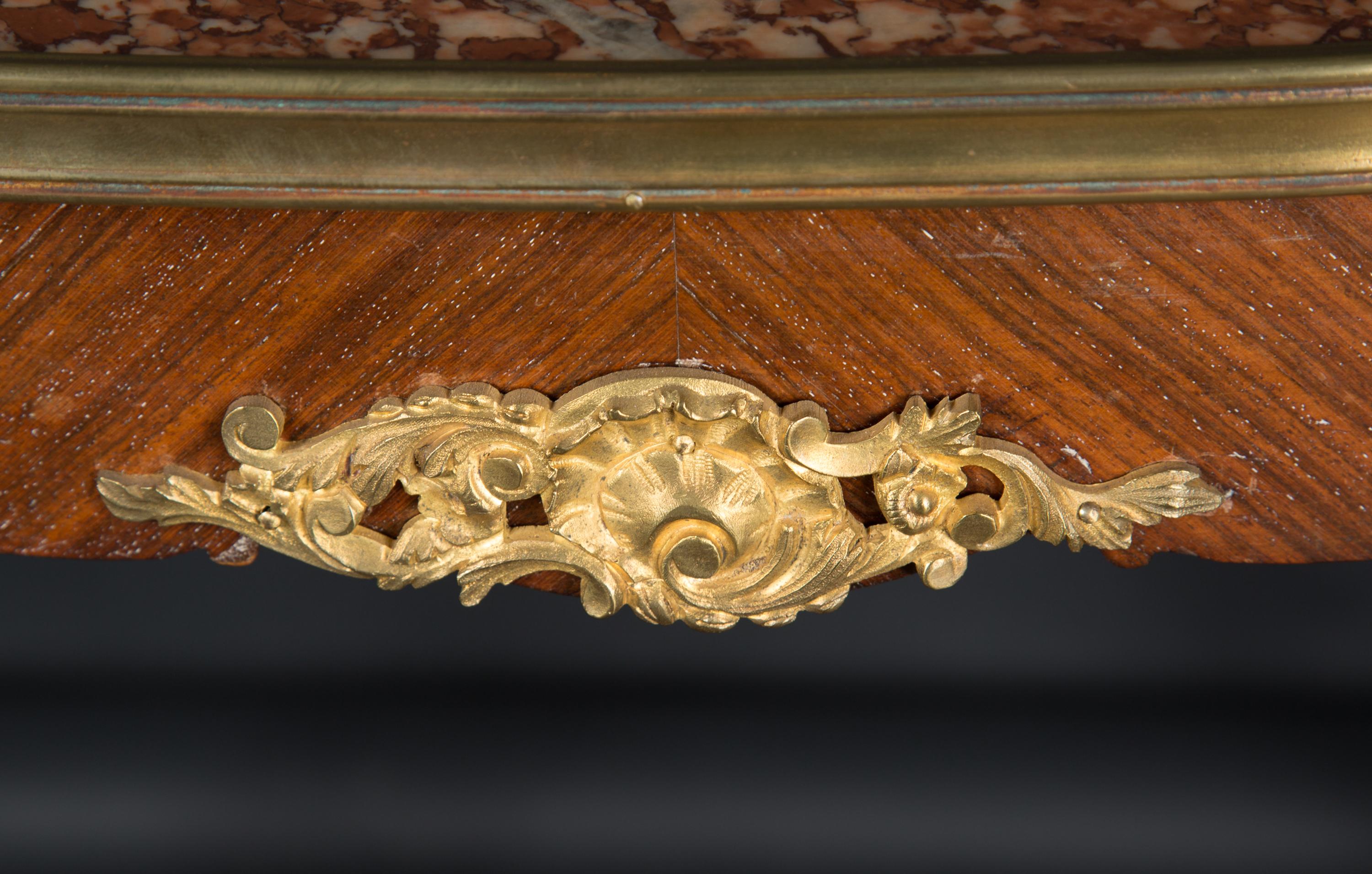 Table Louis XV du 19ème siècle à deux niveaux avec montures en bronze d'or Bon état - En vente à New Orleans, LA