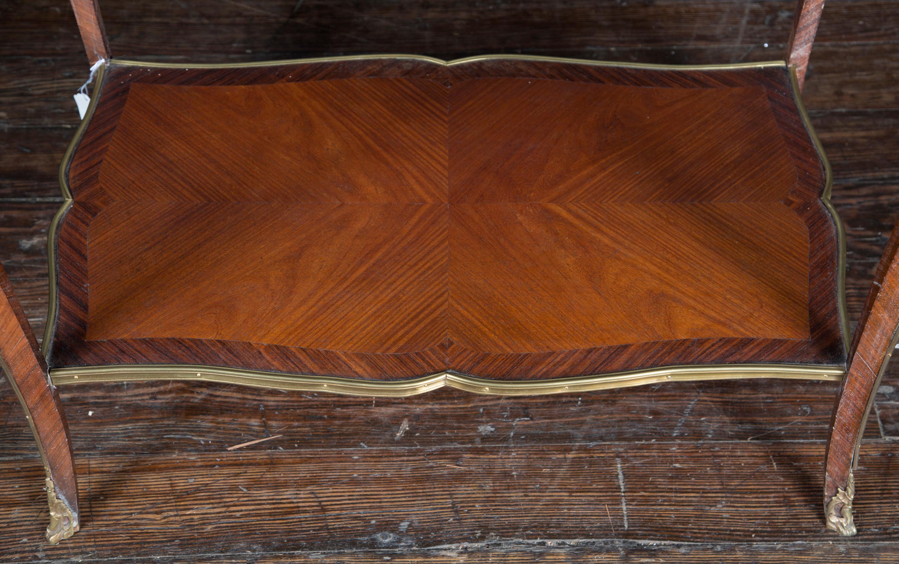 XIXe siècle Table Louis XV du 19ème siècle à deux niveaux avec montures en bronze d'or en vente