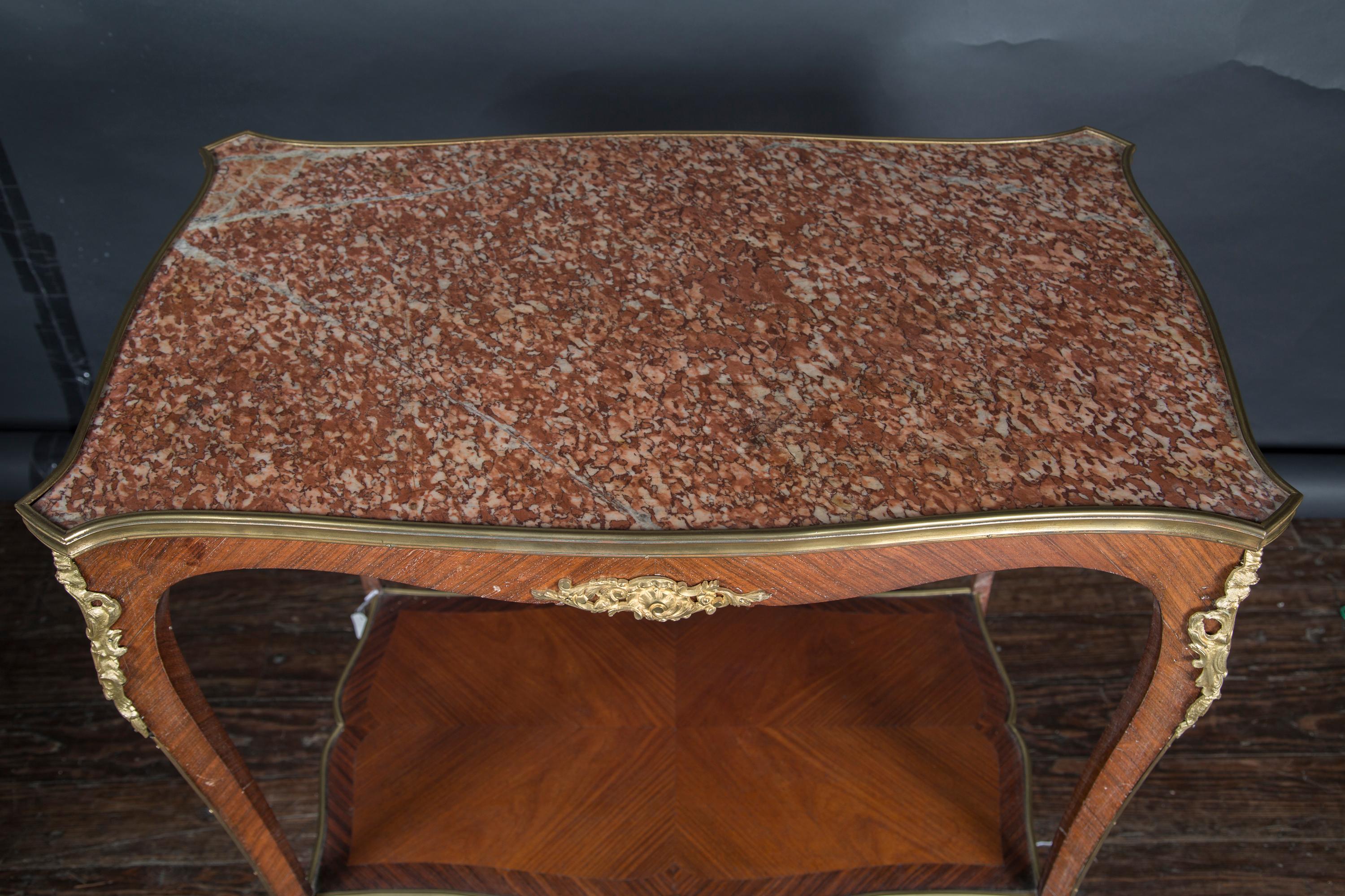 Bronze Table Louis XV du 19ème siècle à deux niveaux avec montures en bronze d'or en vente