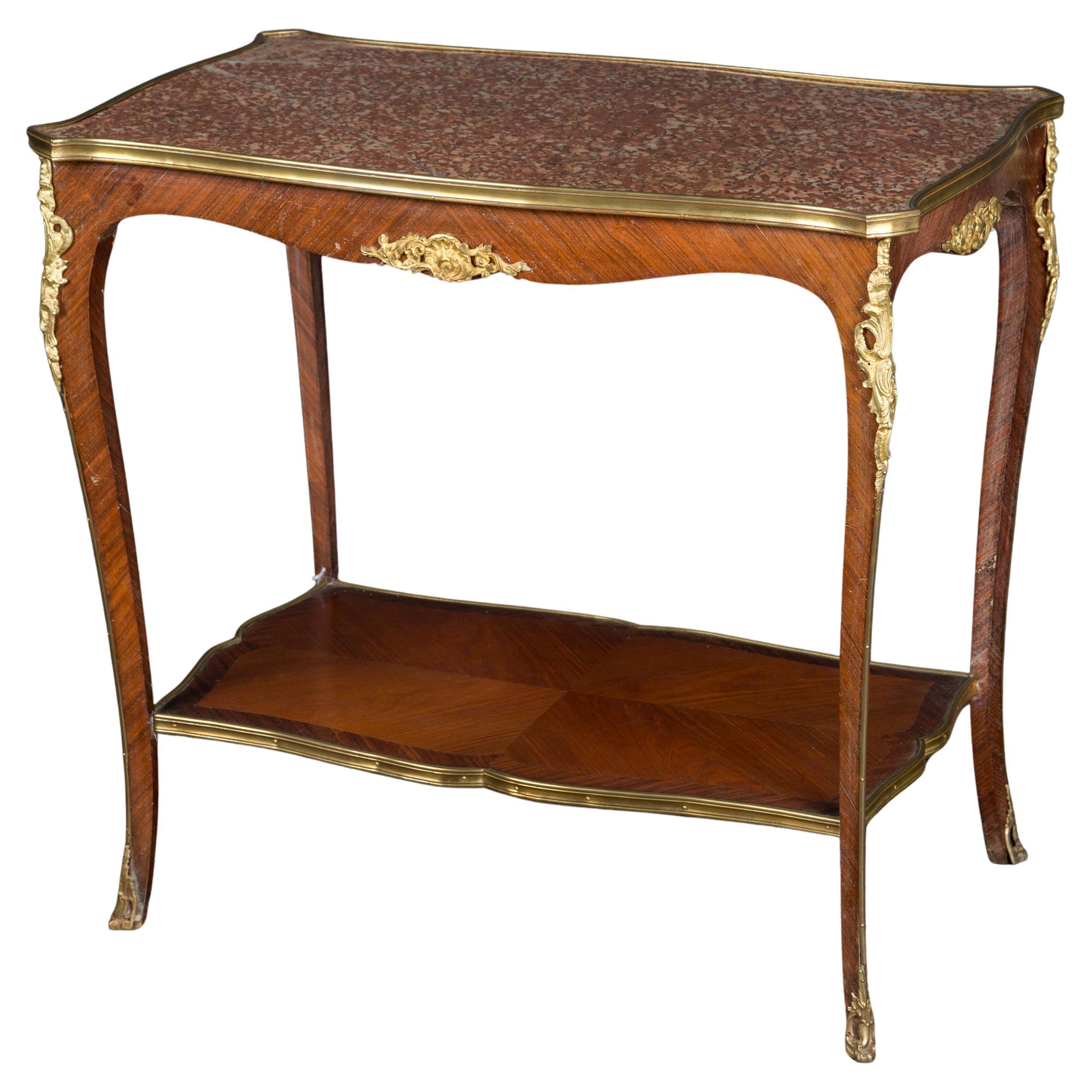 Zweistöckiger französischer Louis-XV-Tisch mit Marmorplatte und Bronzebeschlägen aus dem 19. Jahrhundert
