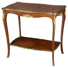 Mesa francesa de dos pisos Luis XV del siglo XIX con tablero de mármol y monturas de dOre de bronce