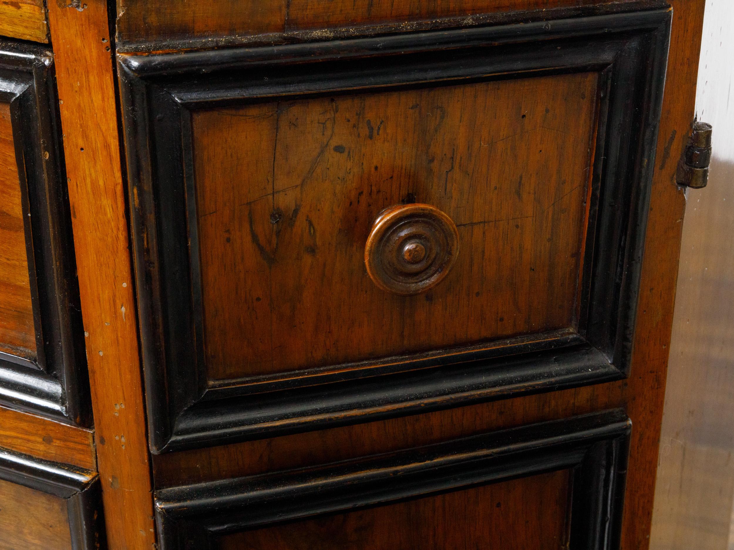 Französische Kommode aus zweifarbigem Nussbaum des 19. Jahrhunderts mit schrägen Seiten und Türen im Zustand „Gut“ im Angebot in Atlanta, GA