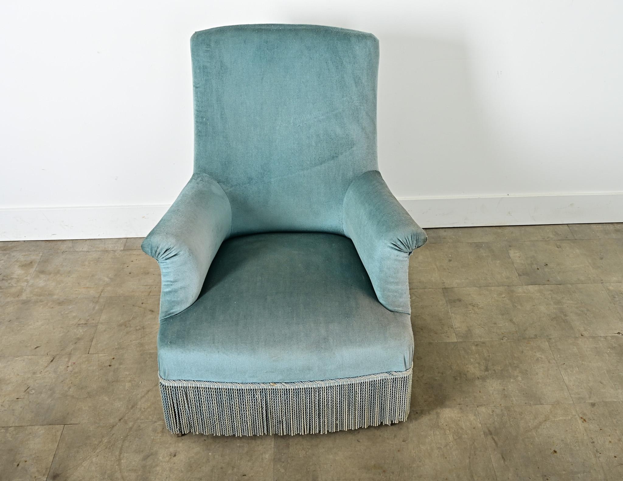French 19th Century Velvet Armchair with Fringe Francés en venta