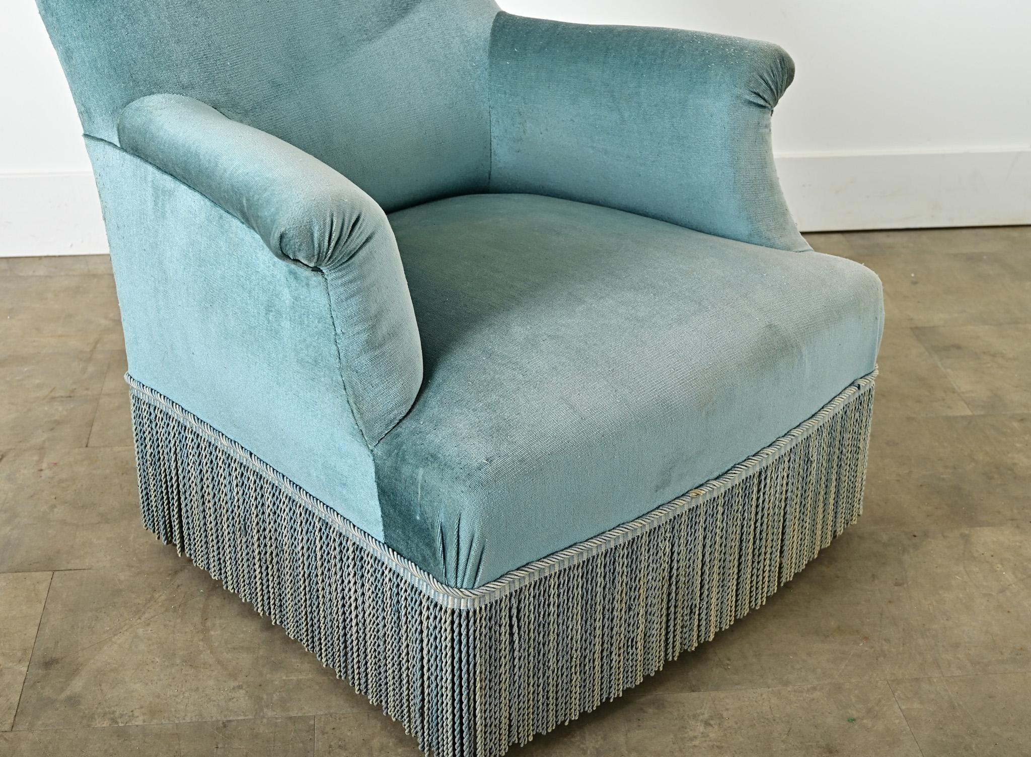 French 19th Century Velvet Armchair with Fringe Otro en venta