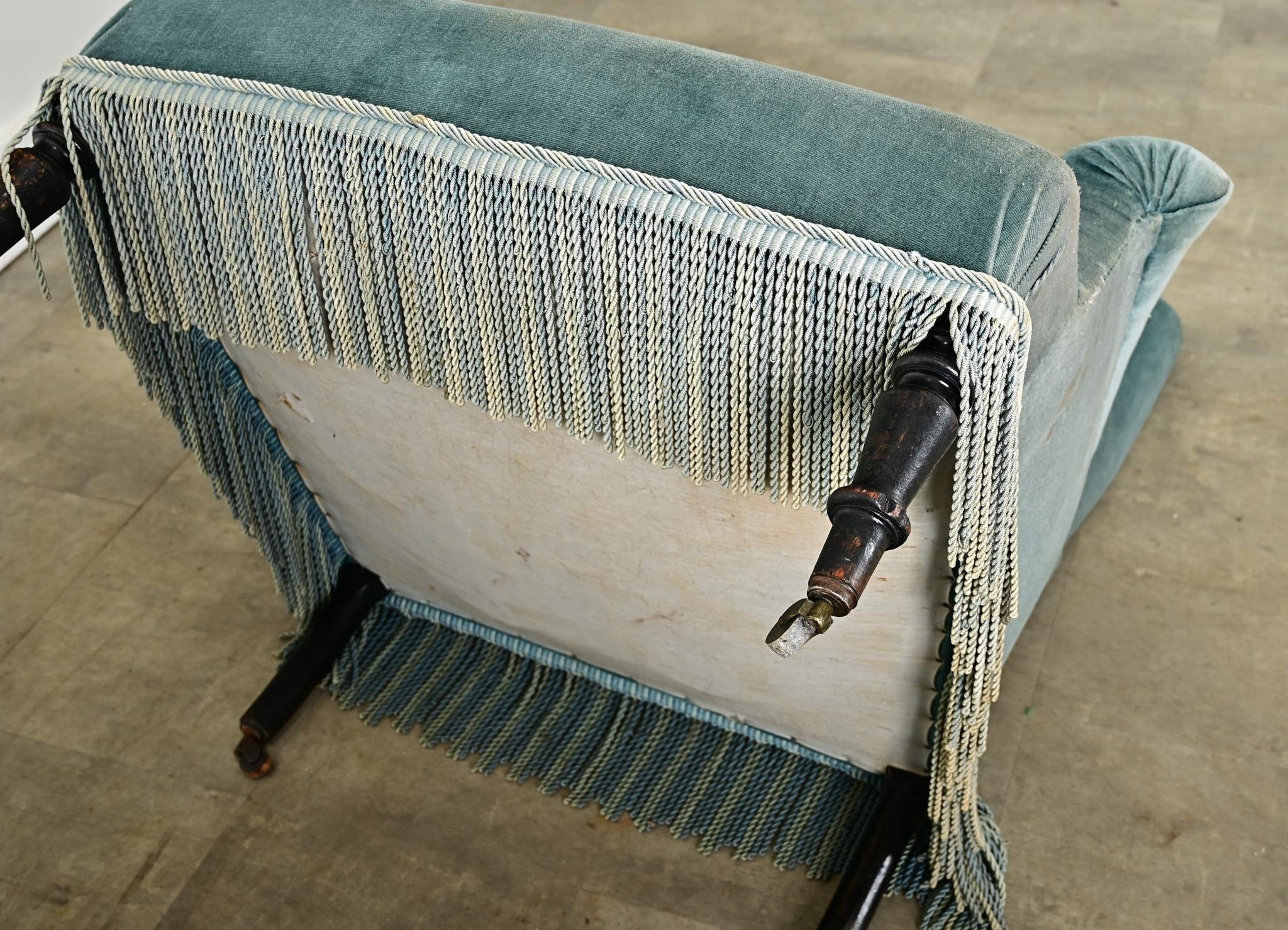 French 19th Century Velvet Armchair with Fringe en Bueno estado para la venta en Baton Rouge, LA