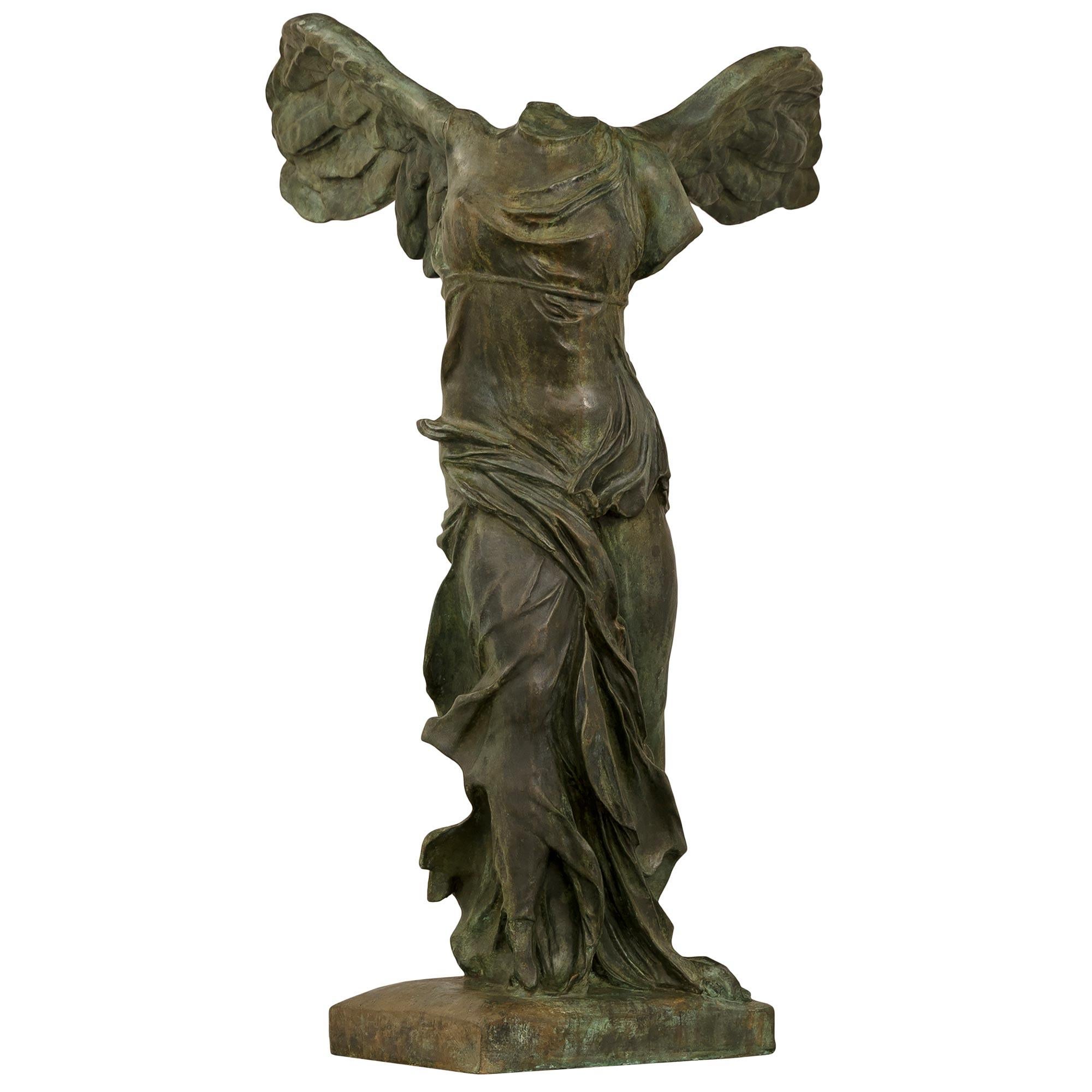 Francese Statua francese in bronzo verdastro del XIX secolo raffigurante la Vittoria alata di Samotracia in vendita