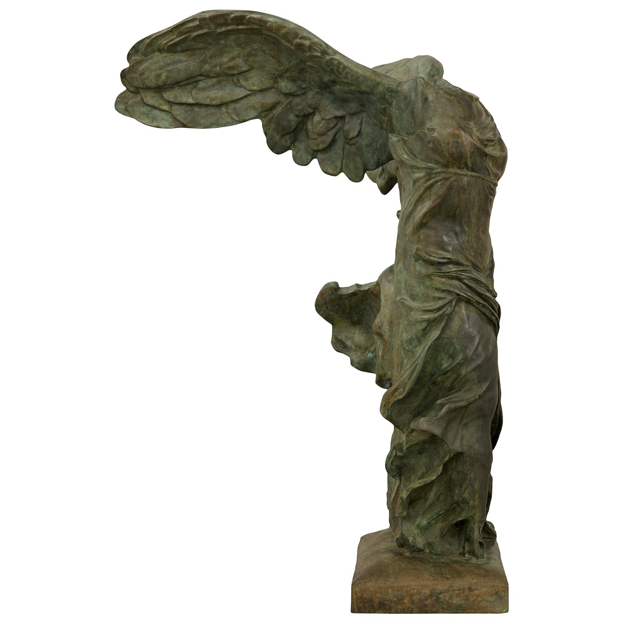 Statua francese in bronzo verdastro del XIX secolo raffigurante la Vittoria alata di Samotracia In condizioni buone in vendita a West Palm Beach, FL