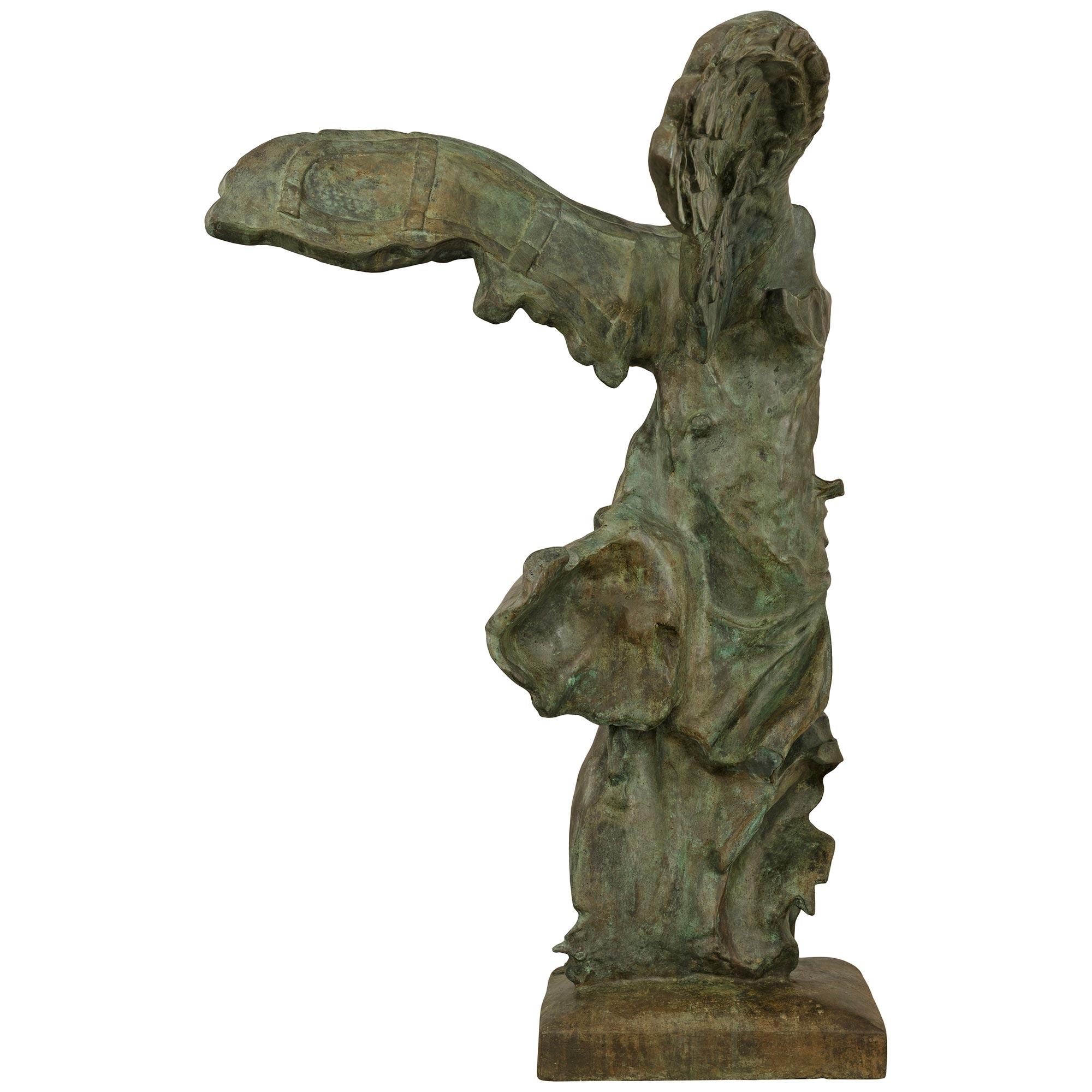 Statua francese in bronzo verdastro del XIX secolo raffigurante la Vittoria alata di Samotracia in vendita 4