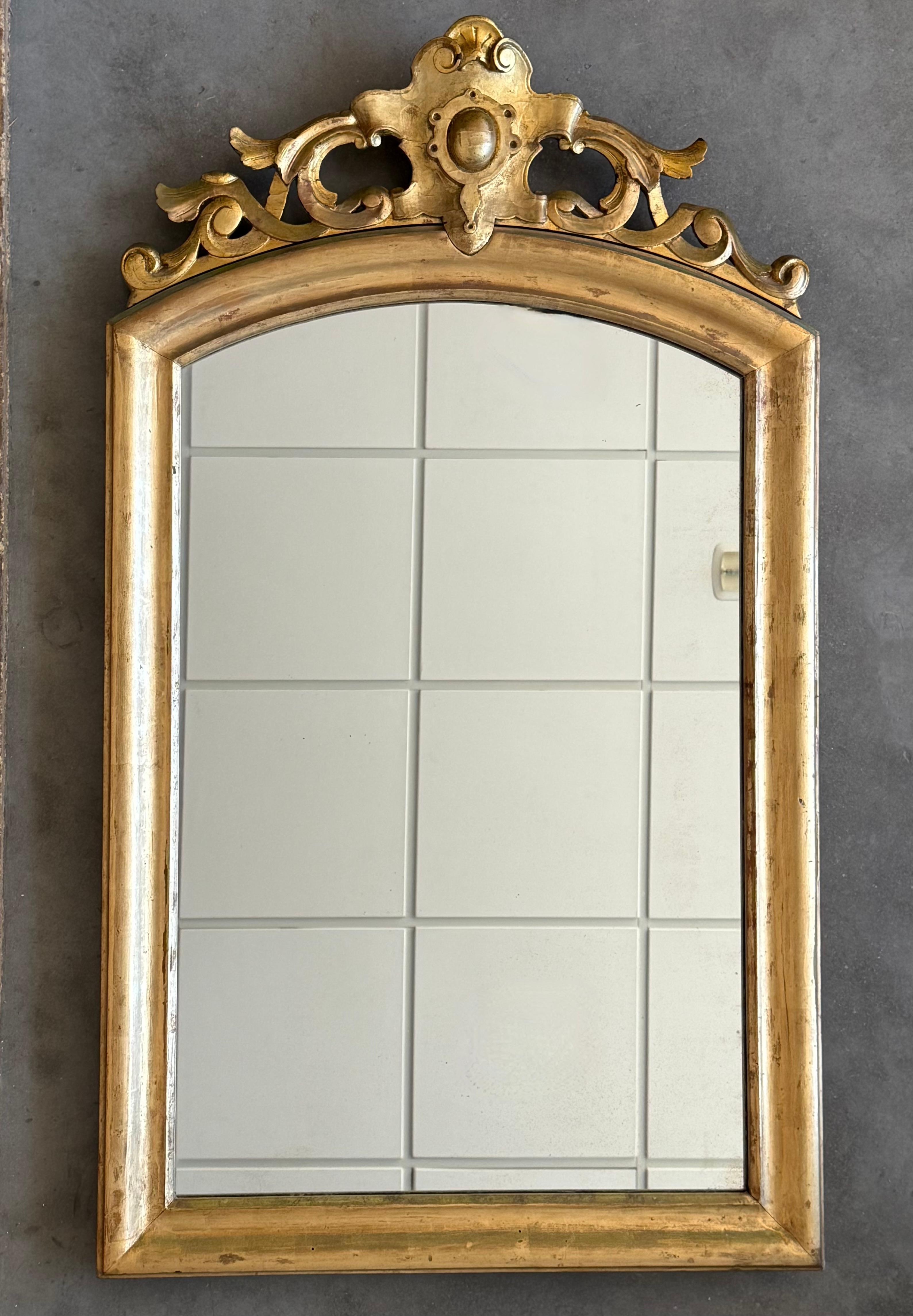 Ce miroir exceptionnel de grande taille, fabriqué à la main en France, présente une symétrie verticale et la plaque de miroir d'origine scintille de poussière de diamant... Ce miroir est magnifique et présente un motif néoclassique répétitif