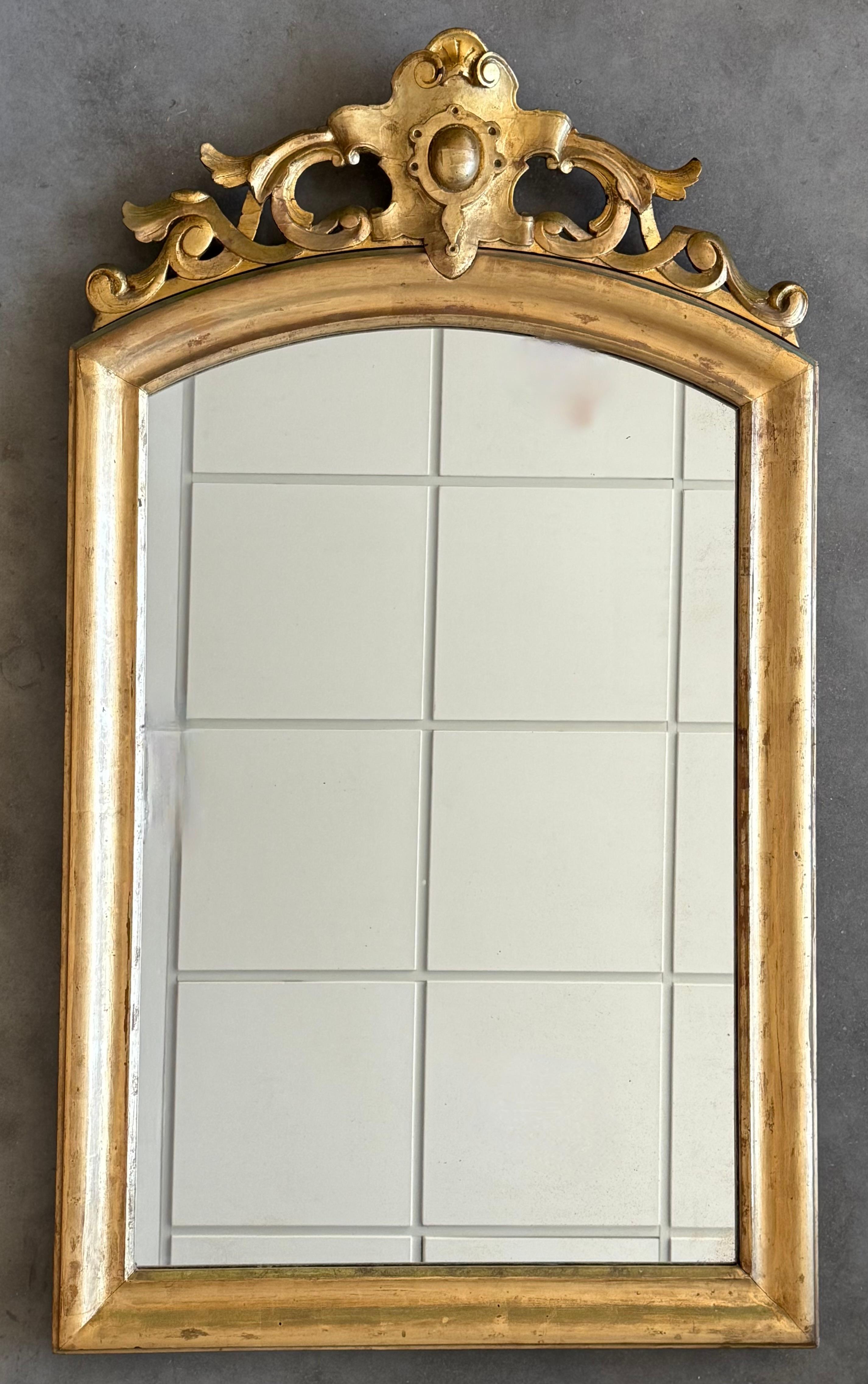 Provincial français Miroir vertical doré du 19ème siècle avec crête florale en vente