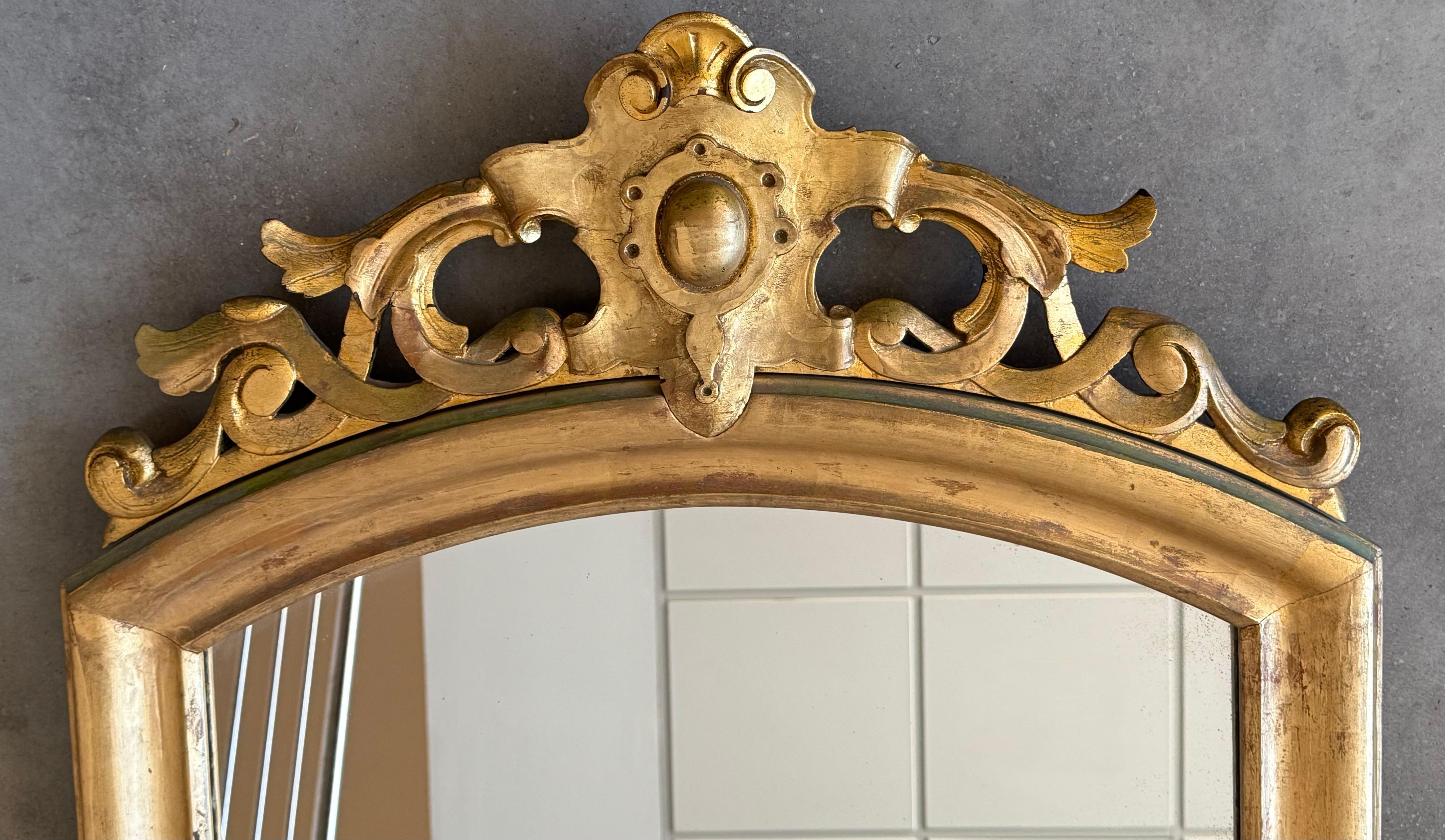 Français Miroir vertical doré du 19ème siècle avec crête florale en vente
