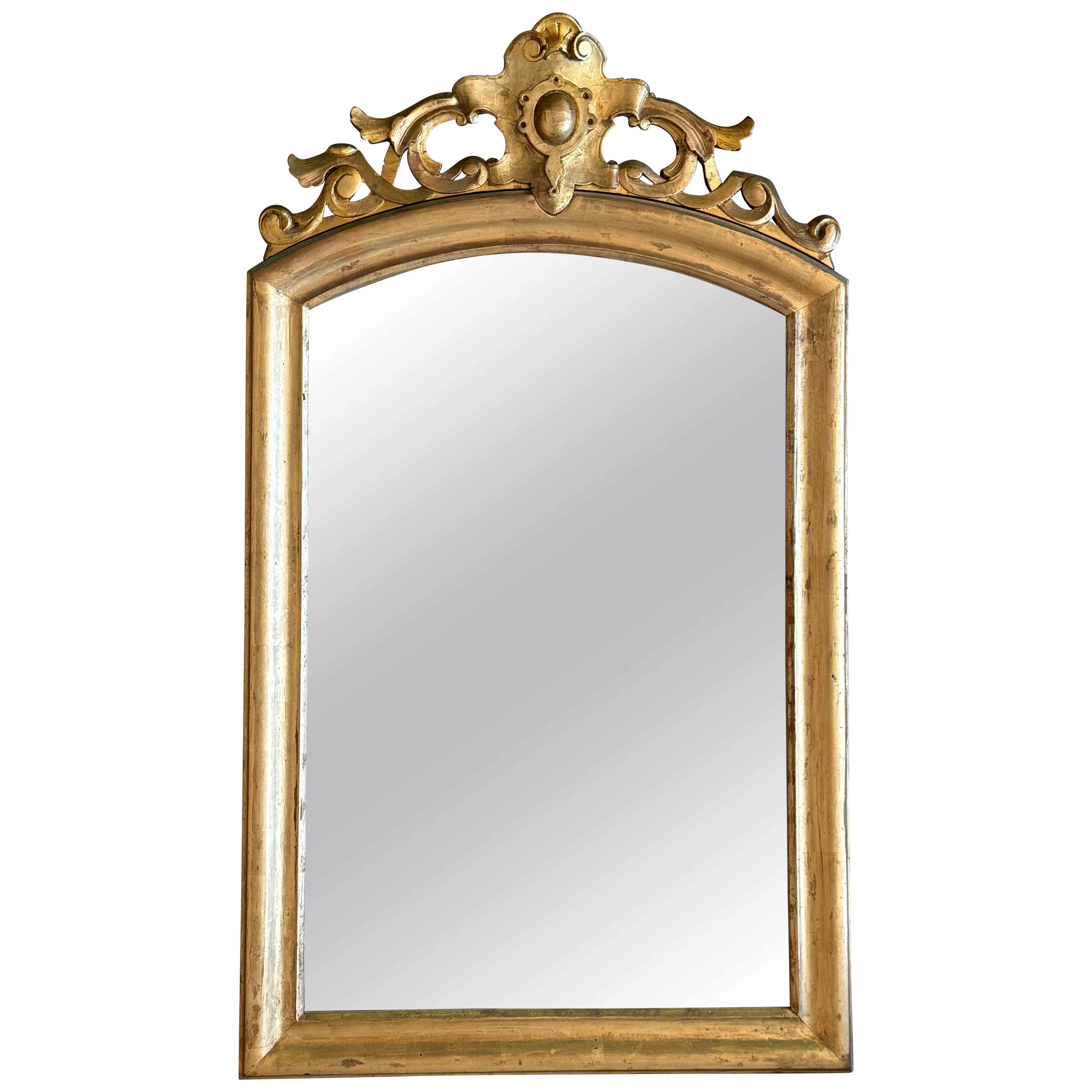 Miroir vertical doré du 19ème siècle avec crête florale