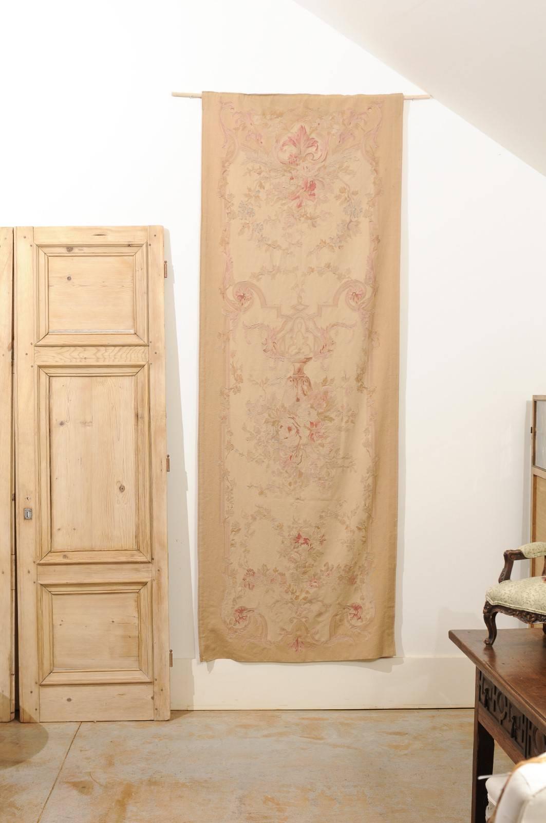Vertikaler handgewebter Wandteppich des 19. Jahrhunderts mit Blumendekor und Voluten (Französisch) im Angebot