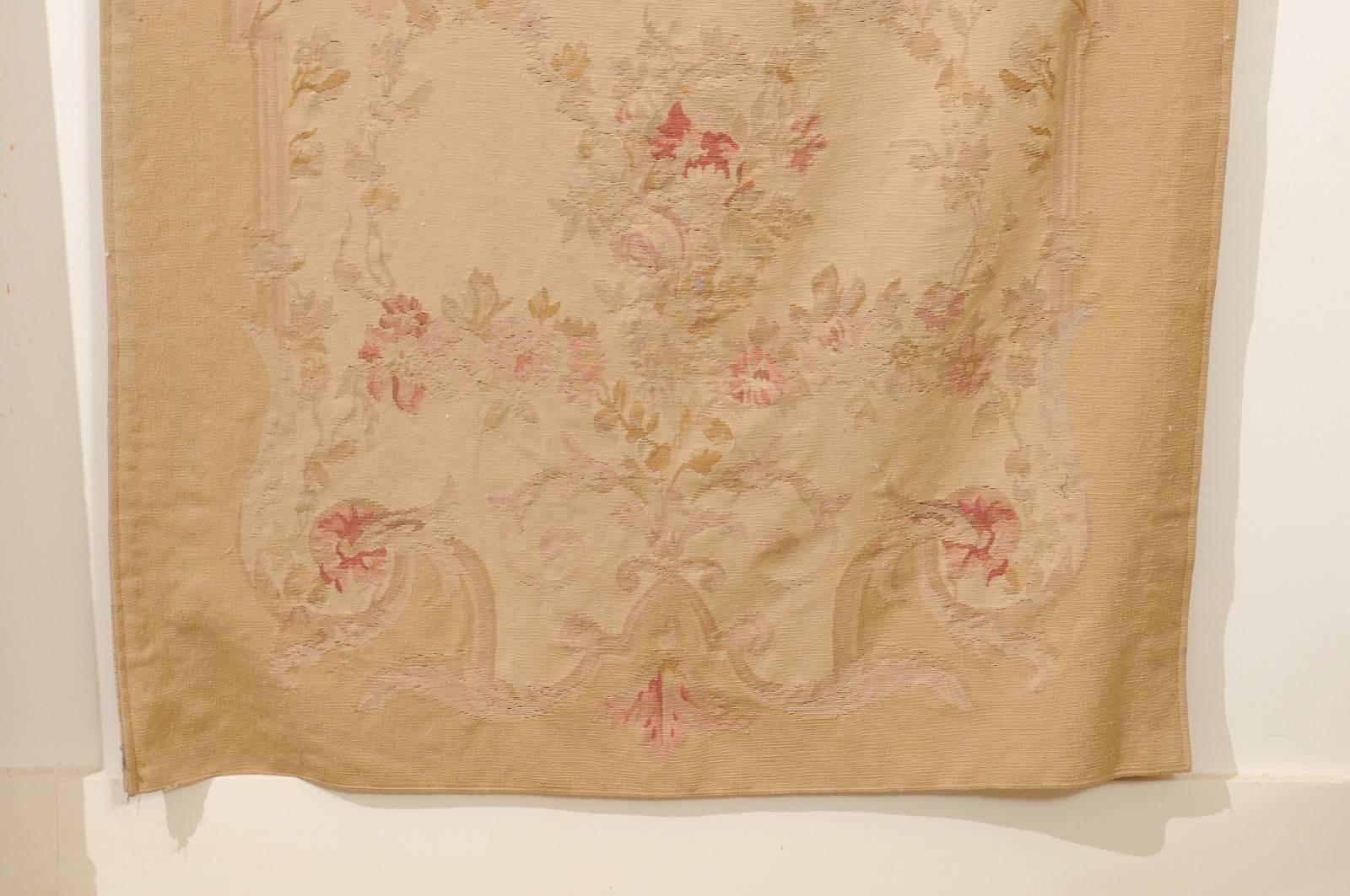 Vertikaler handgewebter Wandteppich des 19. Jahrhunderts mit Blumendekor und Voluten im Angebot 1
