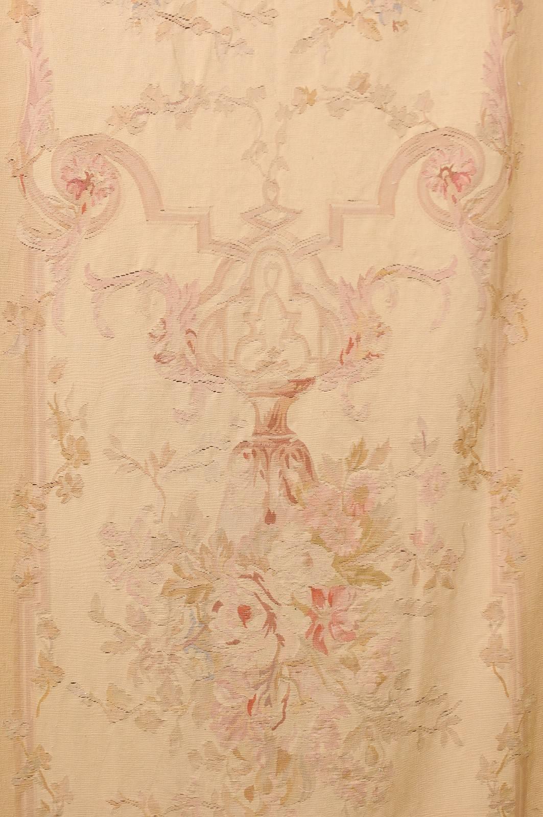 Vertikaler handgewebter Wandteppich des 19. Jahrhunderts mit Blumendekor und Voluten im Angebot 2