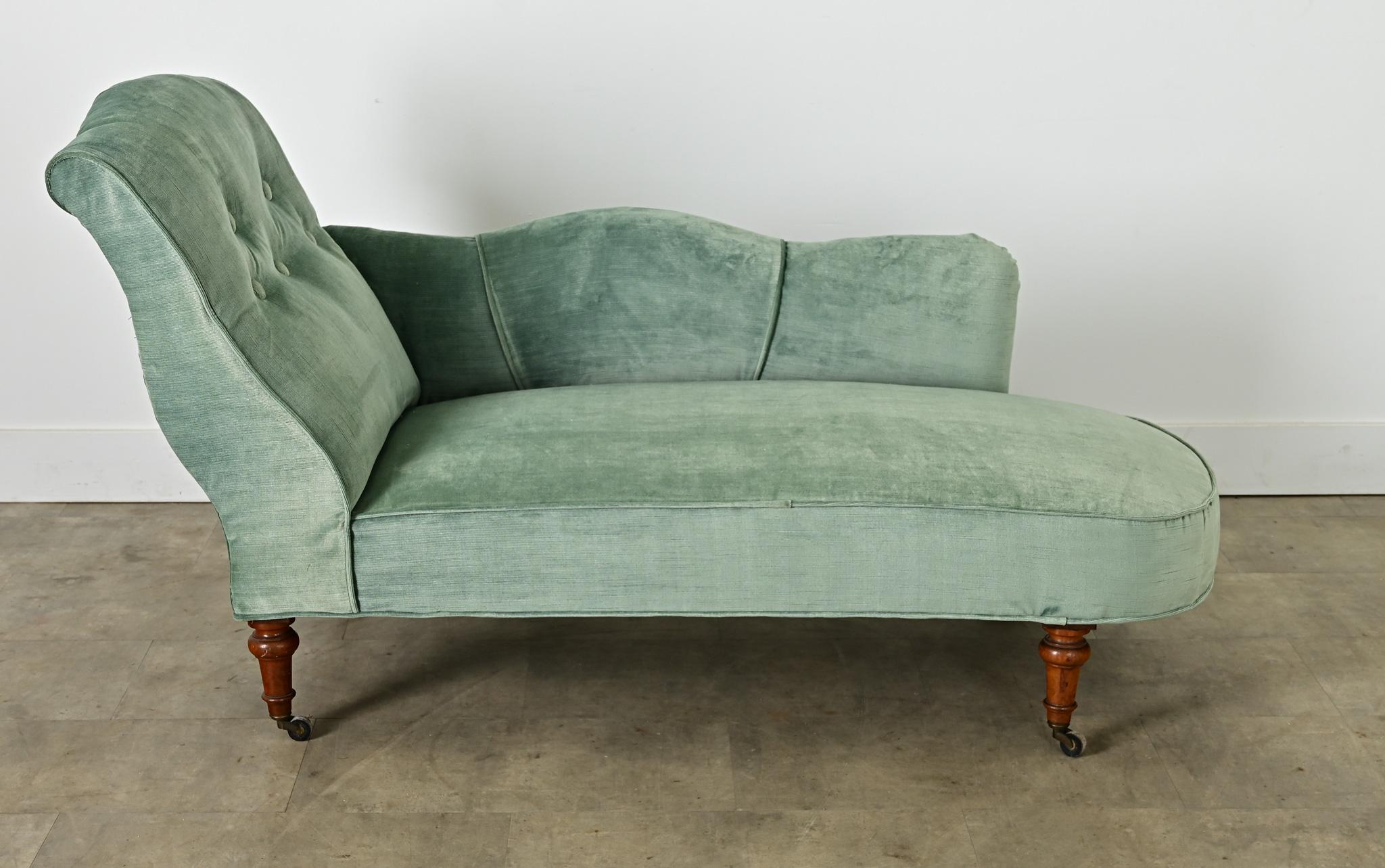 Una chaise longue francese del XIX secolo, recentemente aggiornata con un nuovo rivestimento in velluto striato e luminoso in una splendida tonalità di blu-verde che brilla come l'acquamarina alla luce del sole. La seduta sinuosa è rivolta verso il