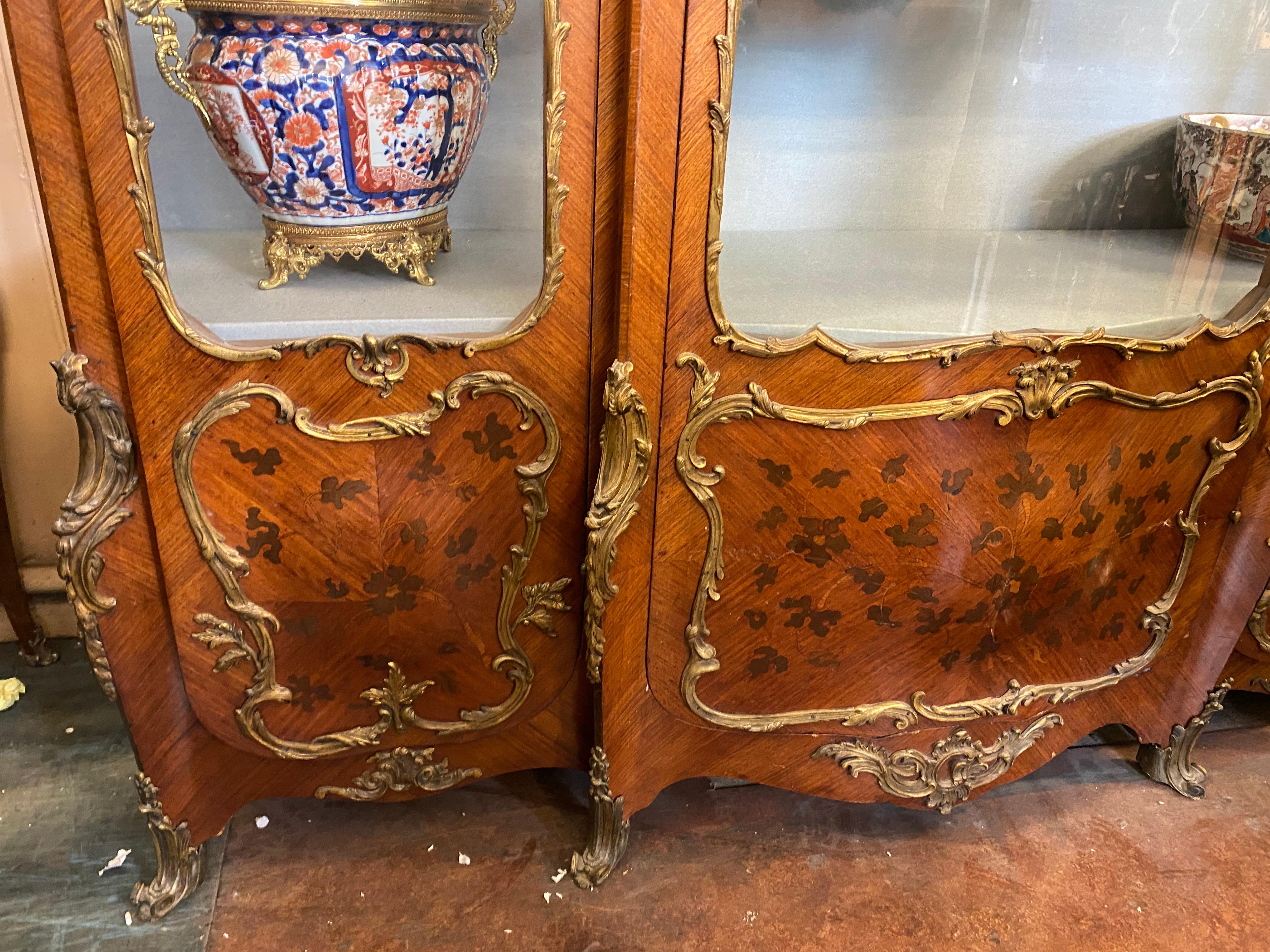 Vitrina francesa del siglo XIX, con incrustaciones de marquetería. Luis XVI en venta