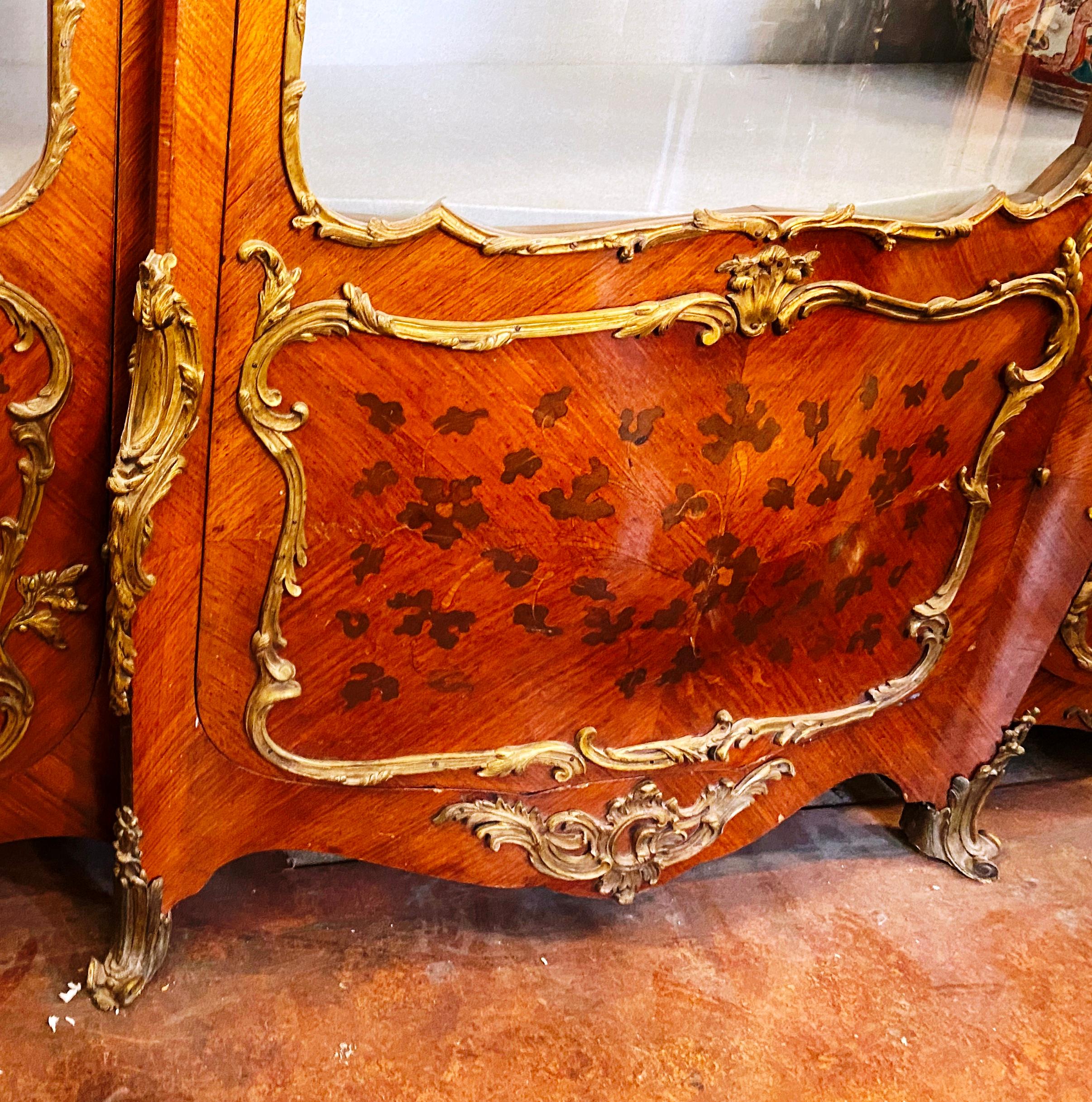Vitrina francesa del siglo XIX, con incrustaciones de marquetería. Francés en venta