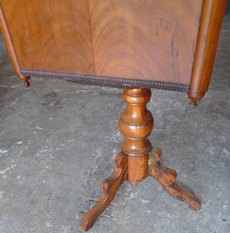 French 19th Century Walnut 2-Drawer Sewing Table with Inlay Top and 2 Drawers For Sale 3