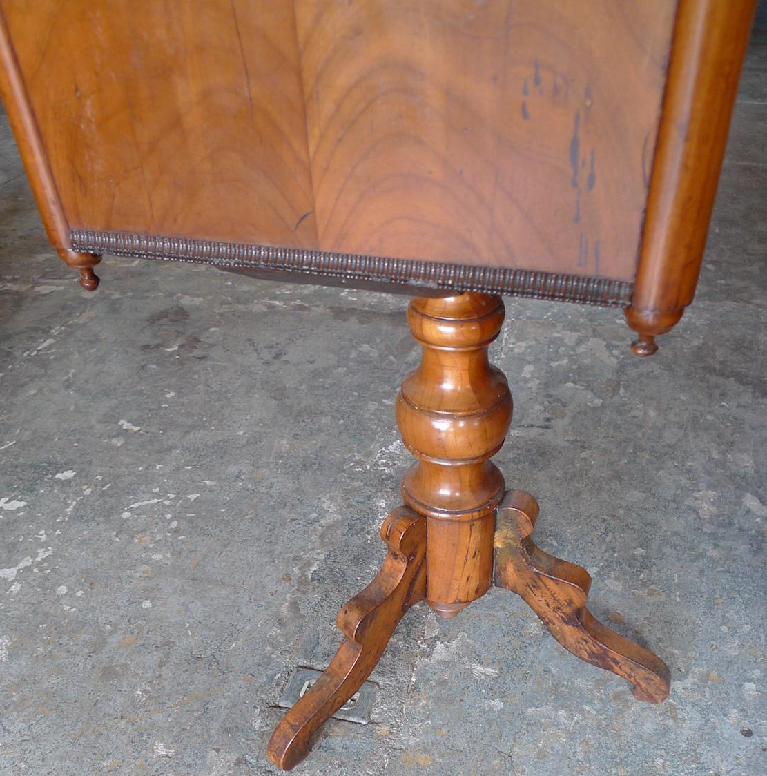 French 19th Century Walnut 2-Drawer Sewing Table with Inlay Top and 2 Drawers 4
