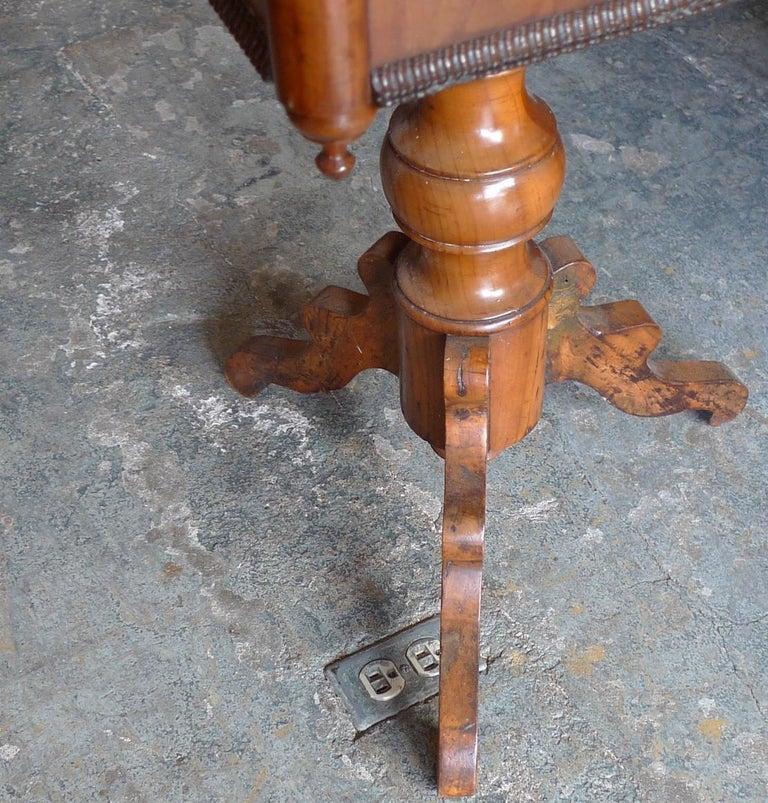 French 19th Century Walnut 2-Drawer Sewing Table with Inlay Top and 2 Drawers For Sale 4