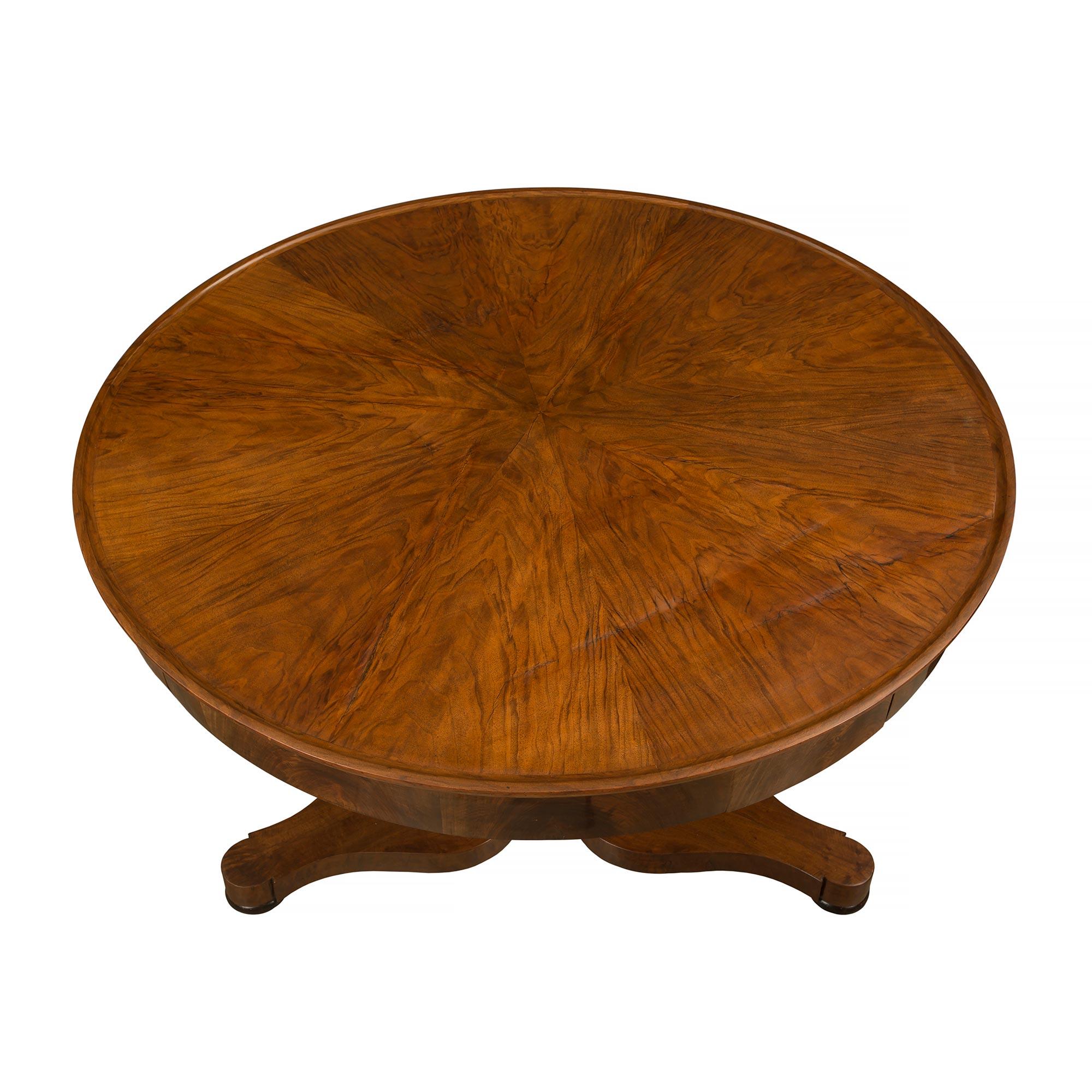 French 19th Century Walnut and Ebonized Fruitwood Center Table In Good Condition For Sale In West Palm Beach, FL