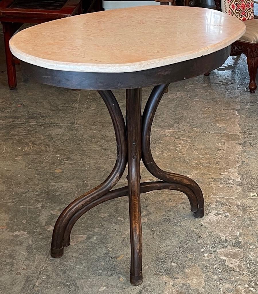 French 19th Century Walnut and Marble Top Oval Cocktail Table on Four Legs For Sale 8