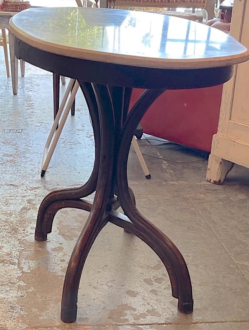 French 19th Century Walnut and Marble Top Oval Cocktail Table on Four Legs For Sale 1
