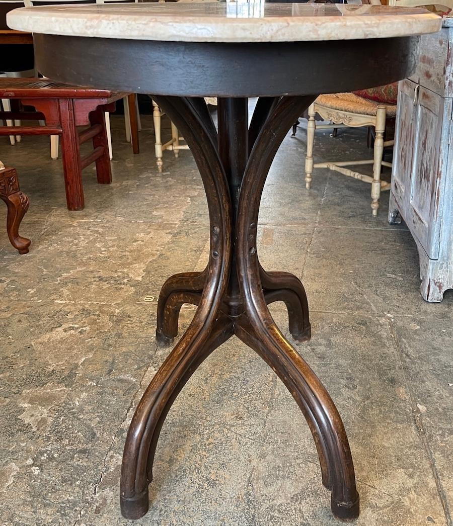 French 19th Century Walnut and Marble Top Oval Cocktail Table on Four Legs For Sale 2