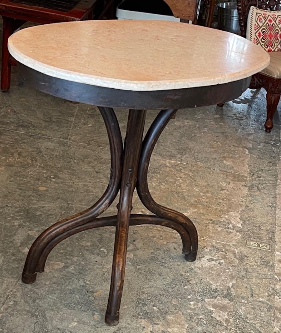 French 19th Century Walnut and Marble Top Oval Cocktail Table on Four Legs For Sale 3