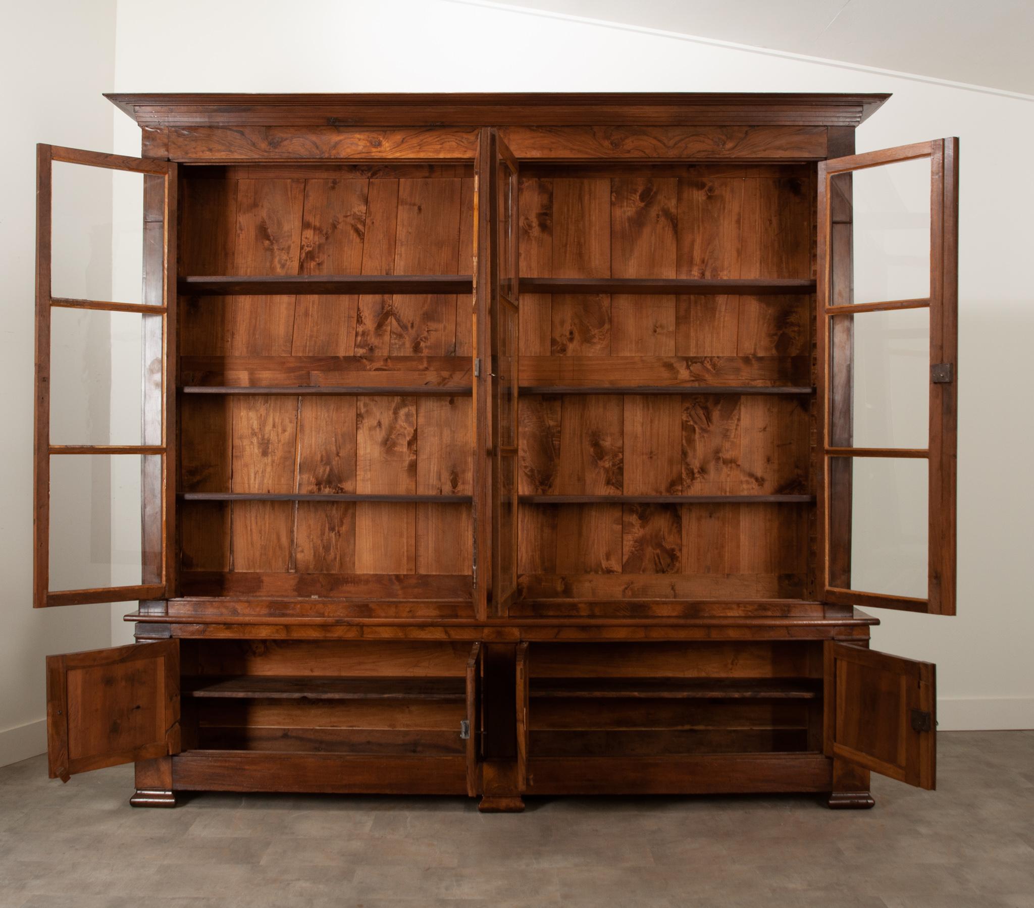 Biblioteca francese in noce del XIX secolo in vendita 4