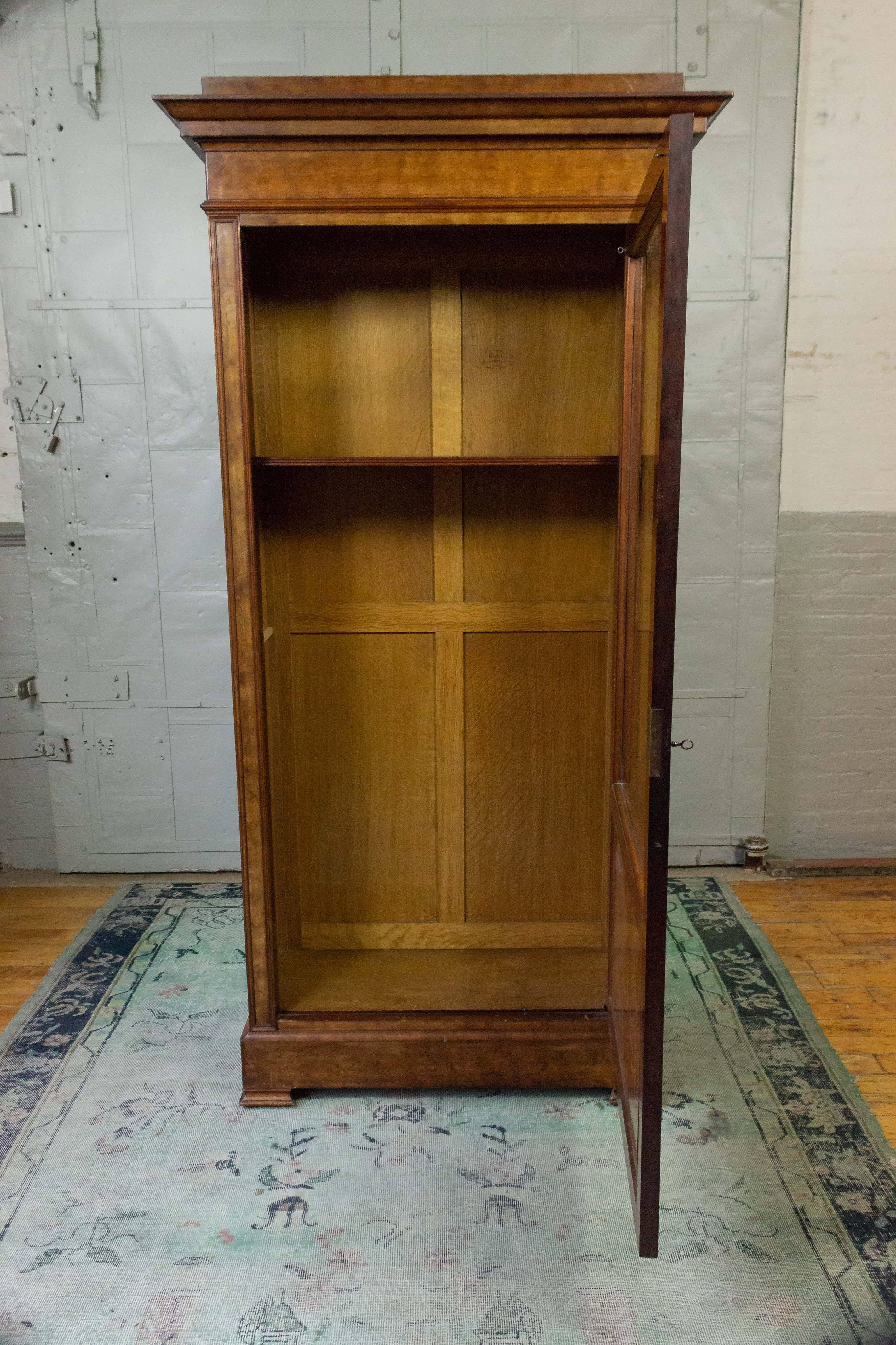 Walnussholz-Bücherregal mit Original-Glastür aus dem 19. Jahrhundert im Angebot 4