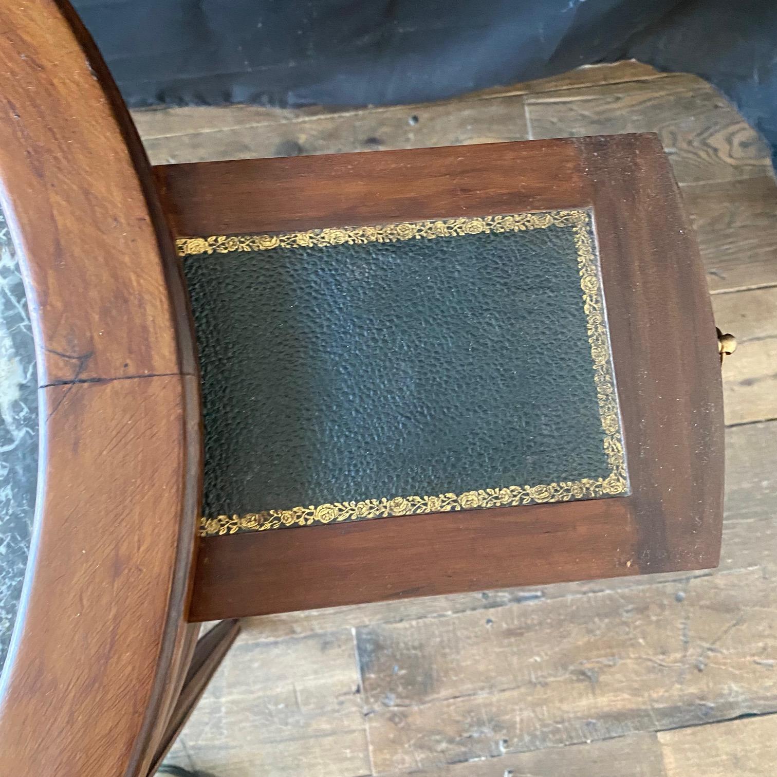 Marbre Bouillotte française du 19ème siècle  Table d'appoint avec plateau en marbre en vente